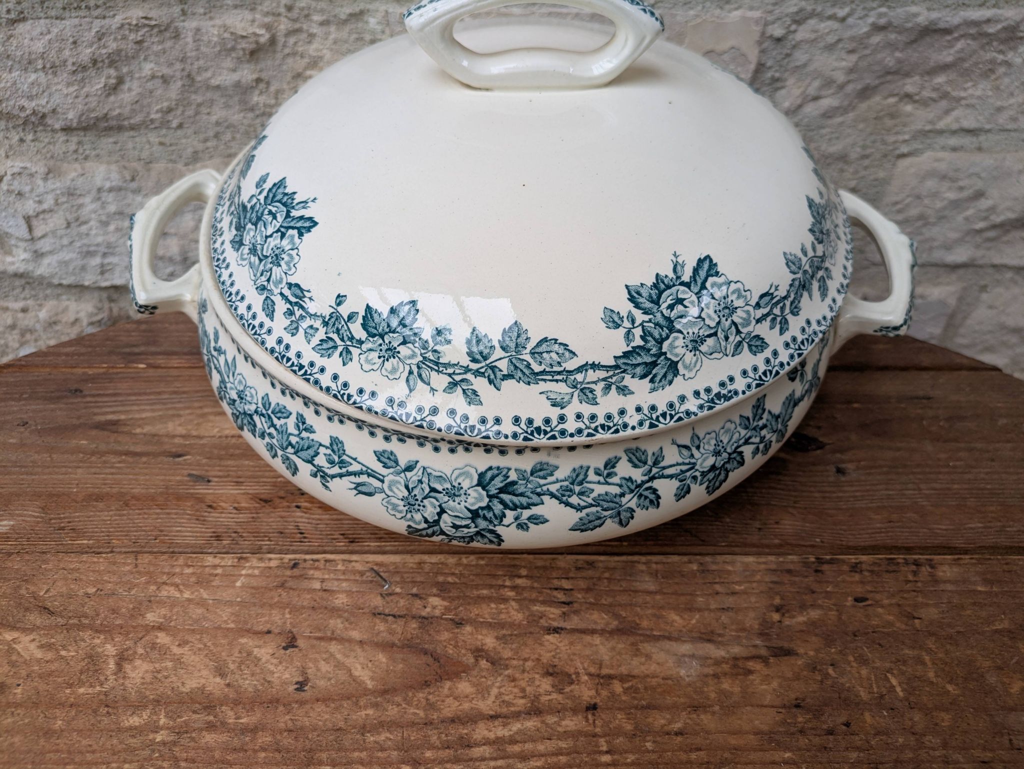 Saint Amand soup tureen model Guadeloupe with a floral decoration in Terre de Fer.