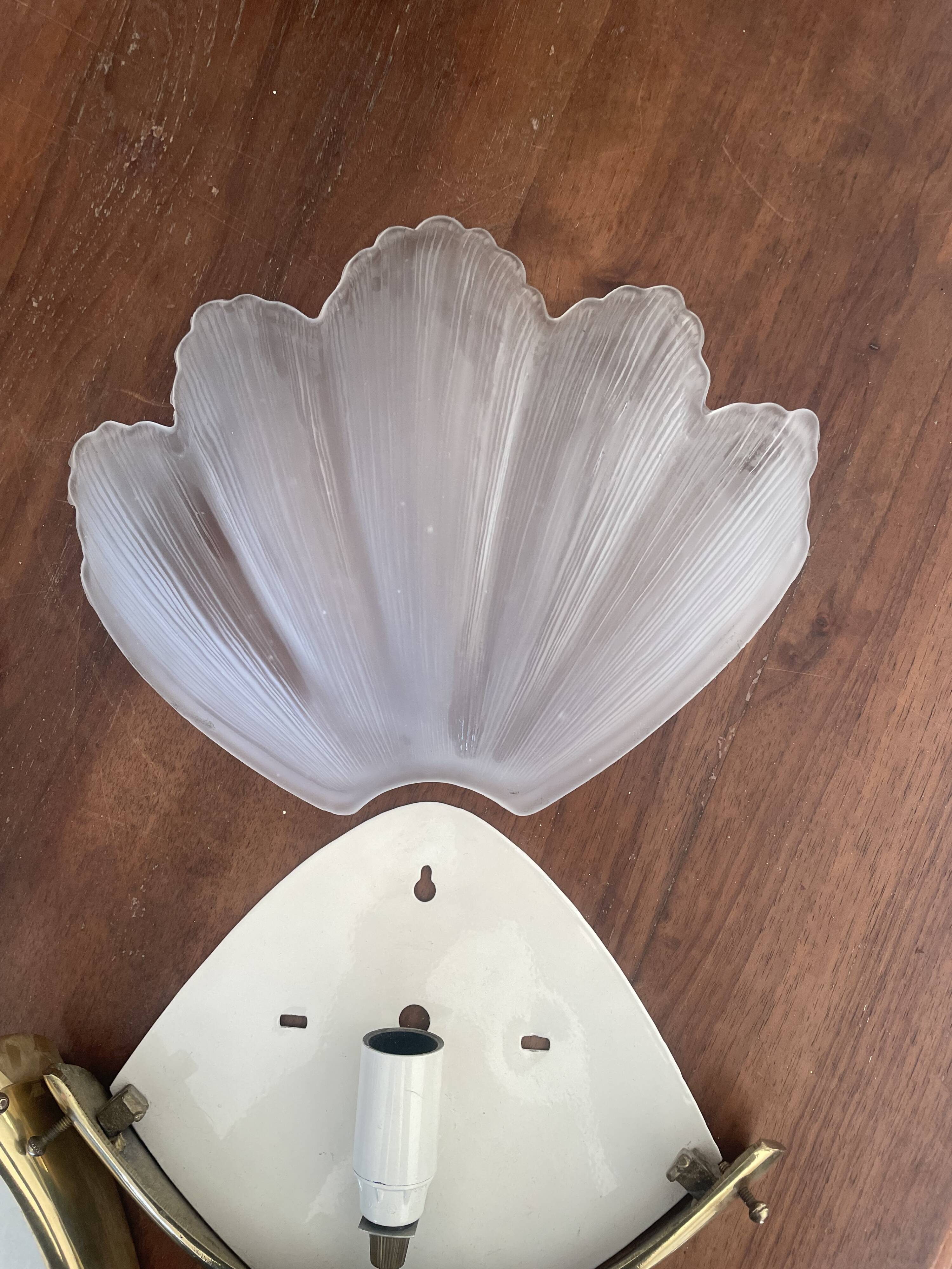 Paire d’appliques vintage en verre dépoli et laiton