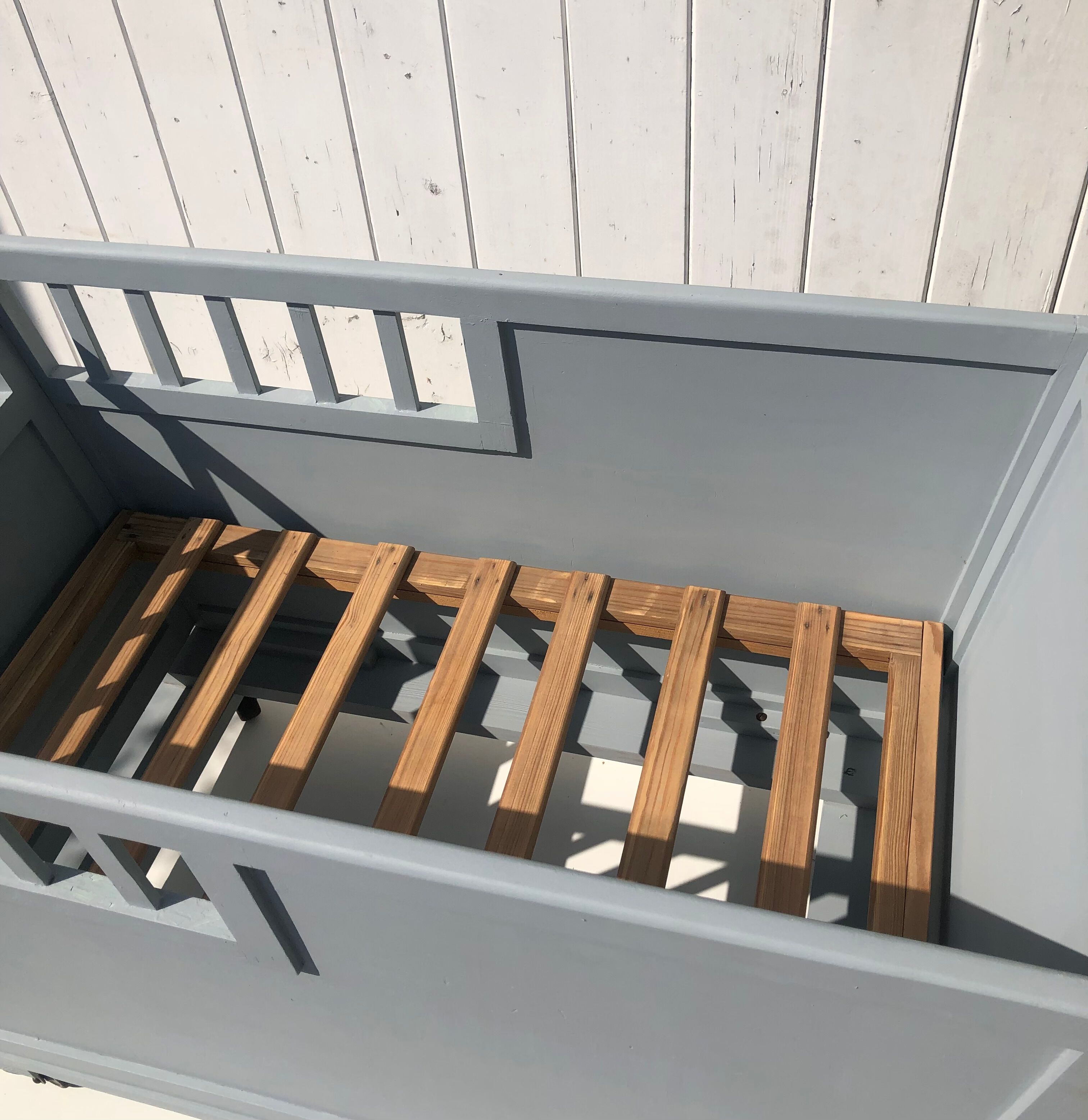 Baby crib with wheels