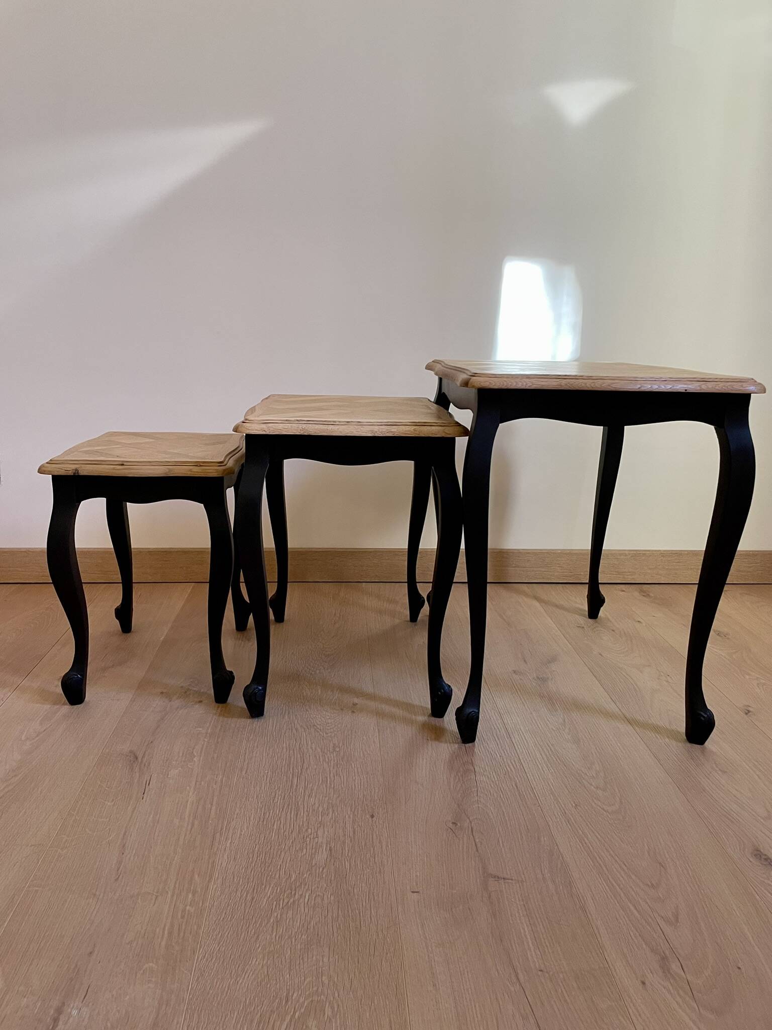 Nesting coffee tables