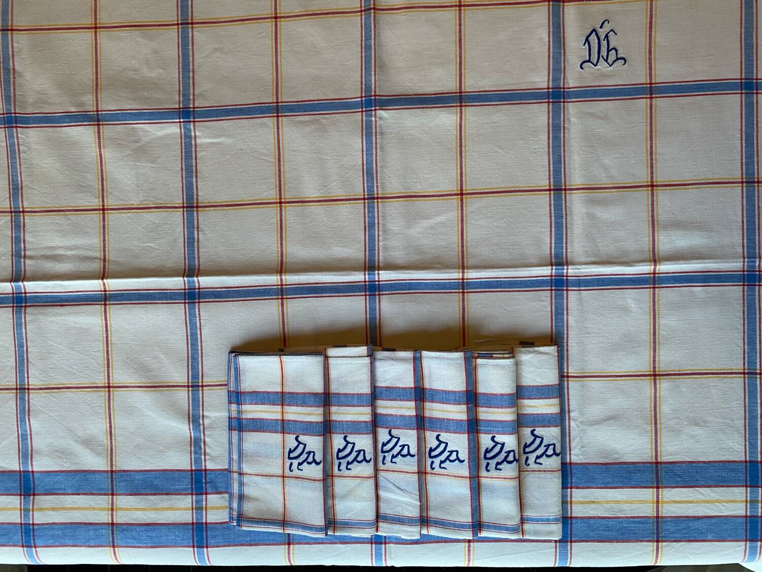 Embroidered checkered tablecloth with its 6 embroidered napkins
