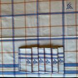 Nappe à carreaux brodee avec ses 6 serviettes brodées