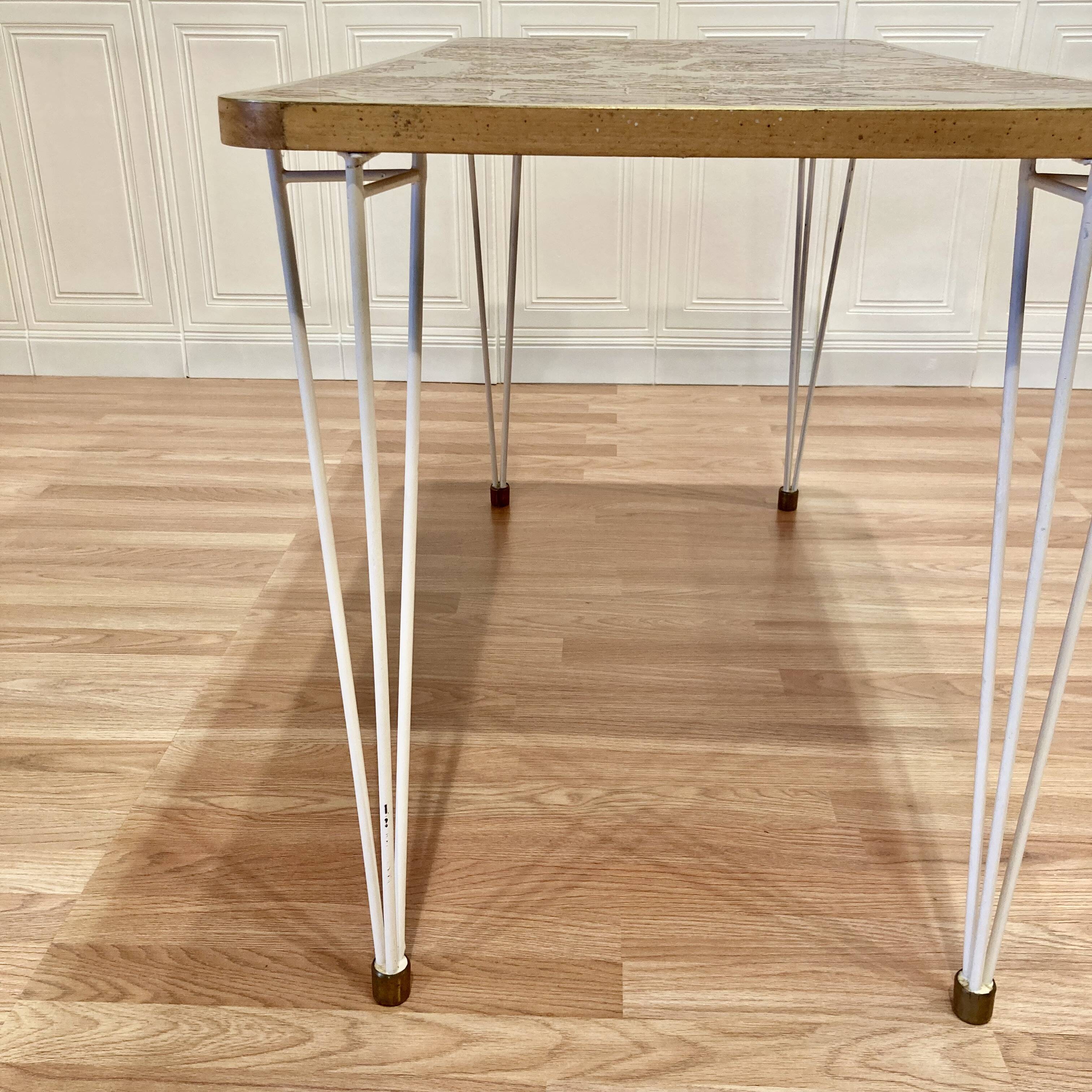 Table haute design et signature scandinave 1950.