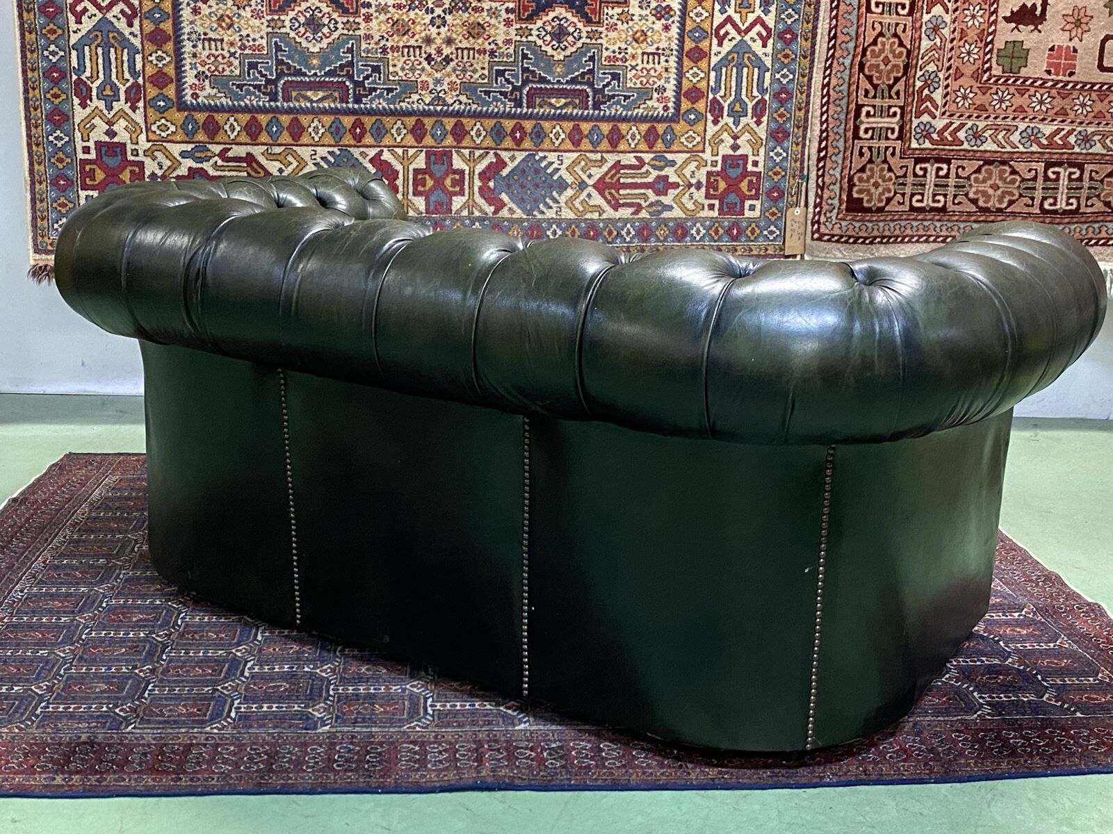 Chesterfield 2-seater green leather sofa from the 1980s