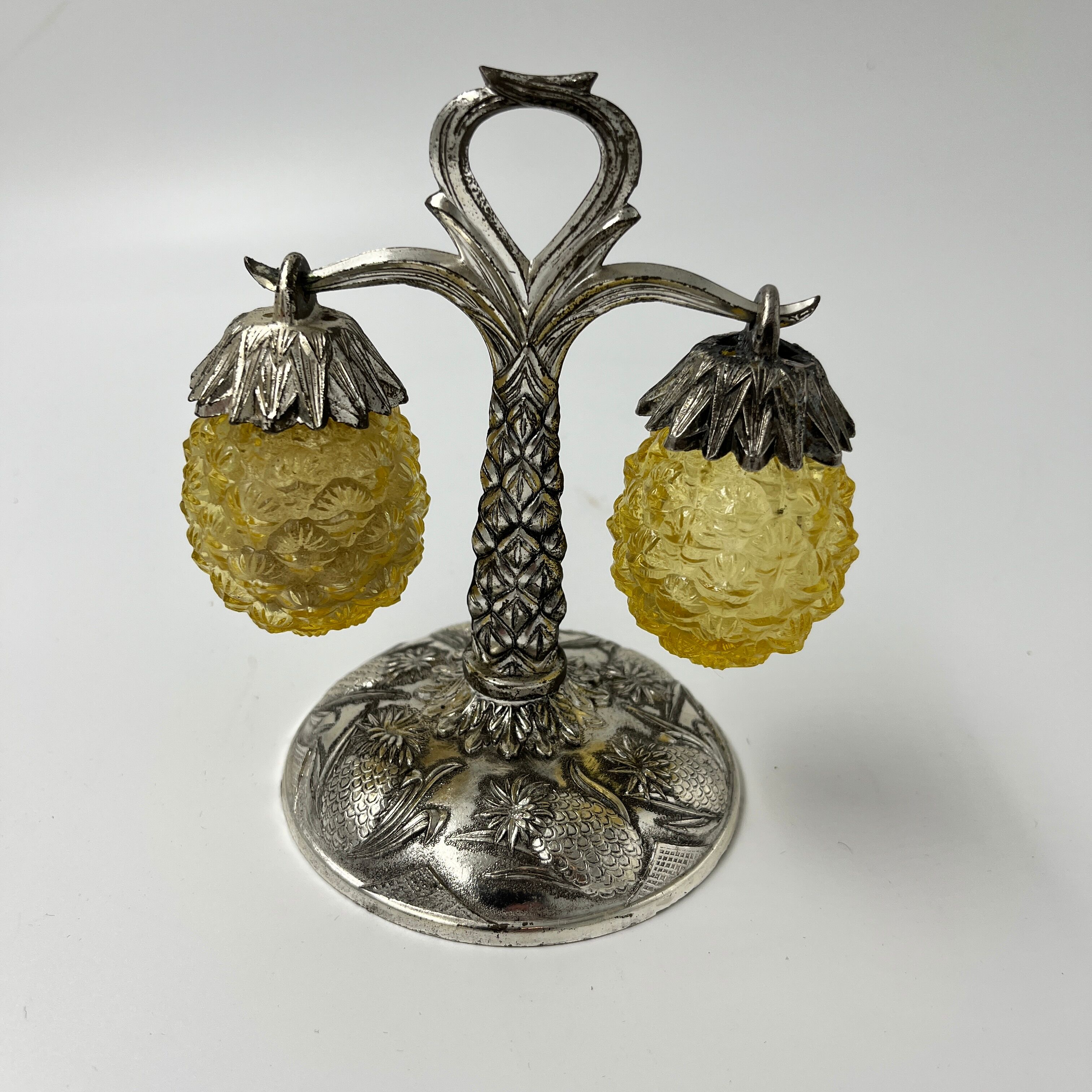 Servant salt and pepper pineapple decoration