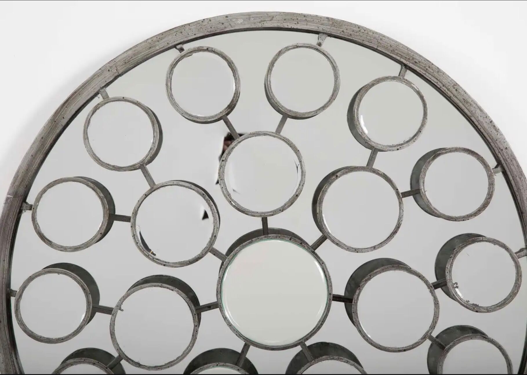 Mirror with round facets design