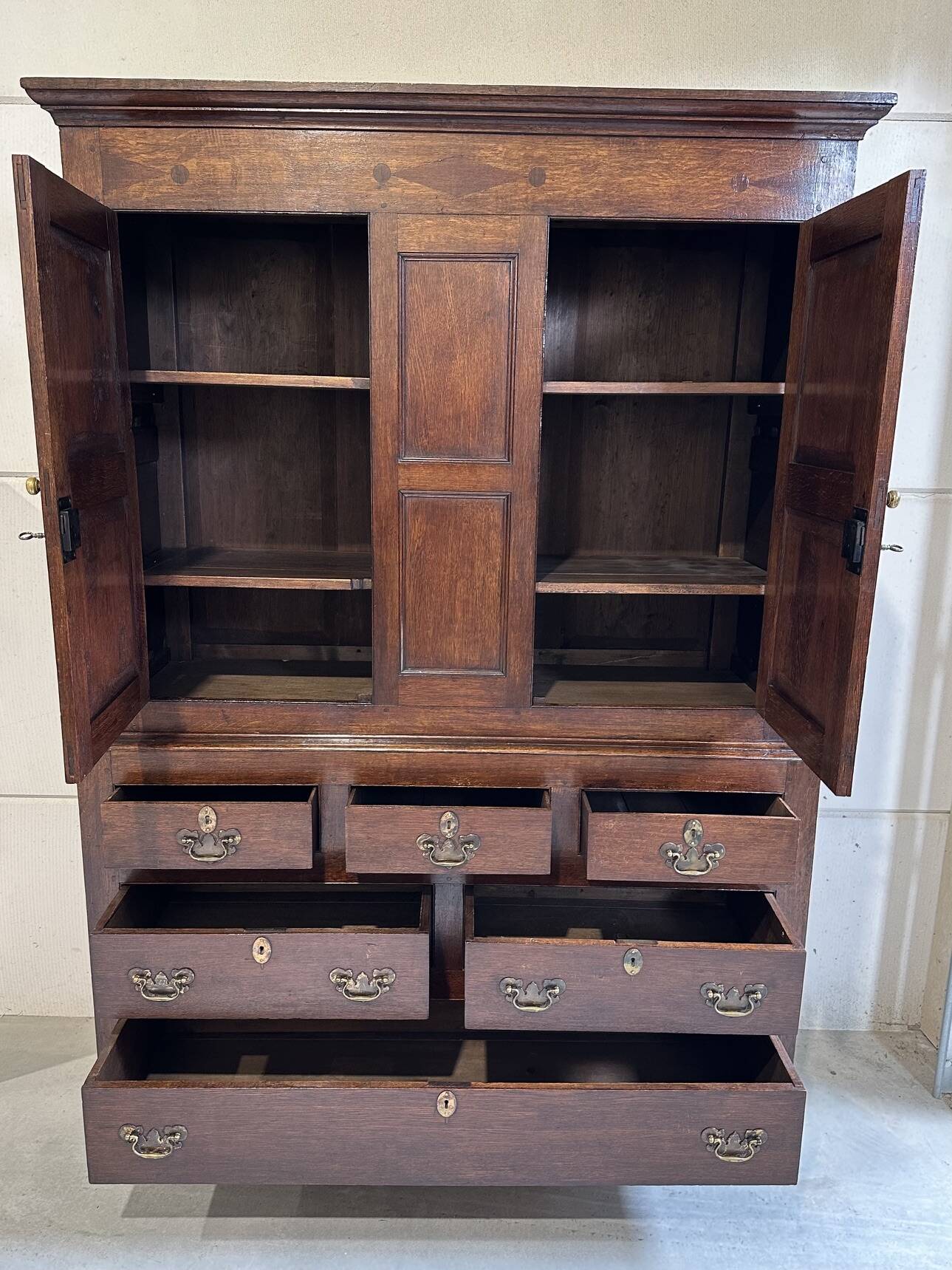 Beautiful 18th-century Welsh oak cabinet
