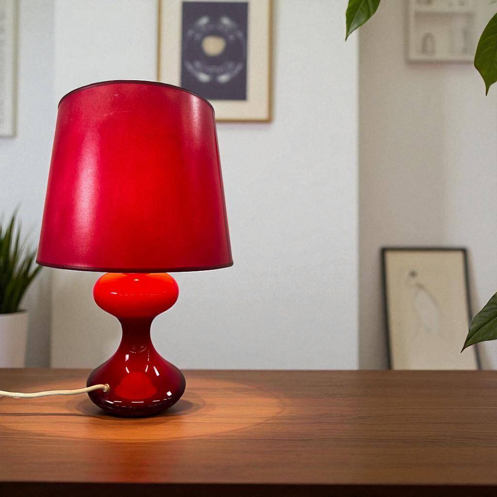 Lampe de table vintage rouge avec pied en verre