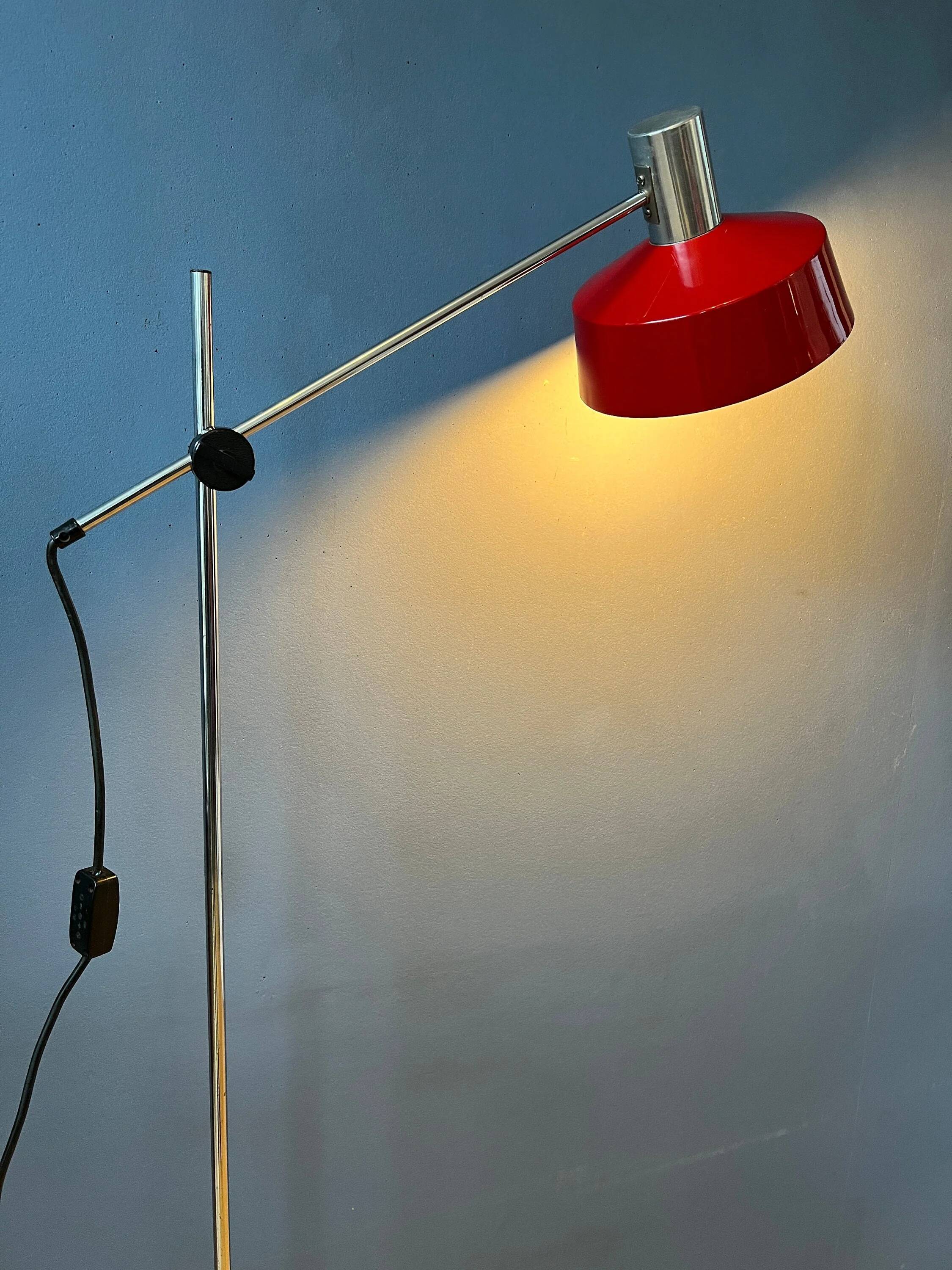 Adjustable red floor lamp in the style of Hoogervorst.
