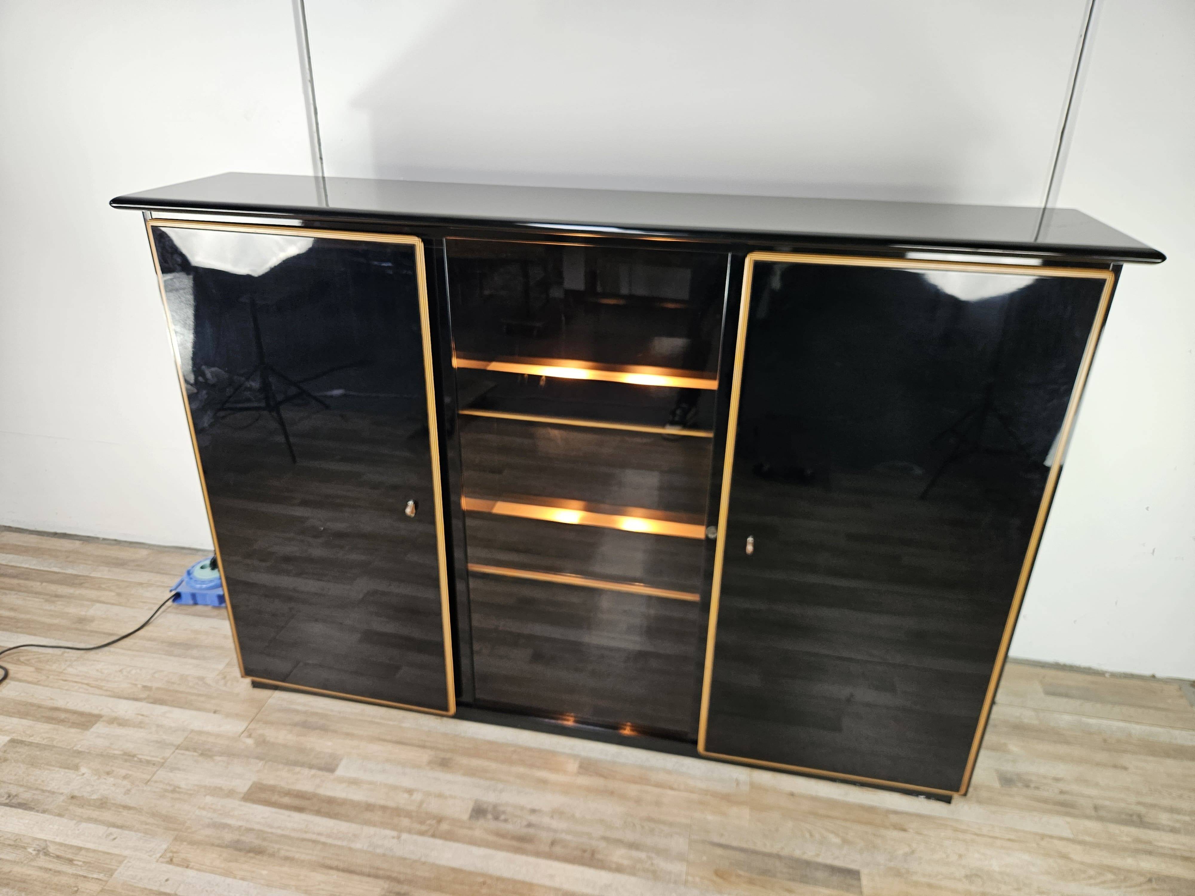 Buffet en bois laqué Pierre Cardin avec un compartiment éclairé, 197