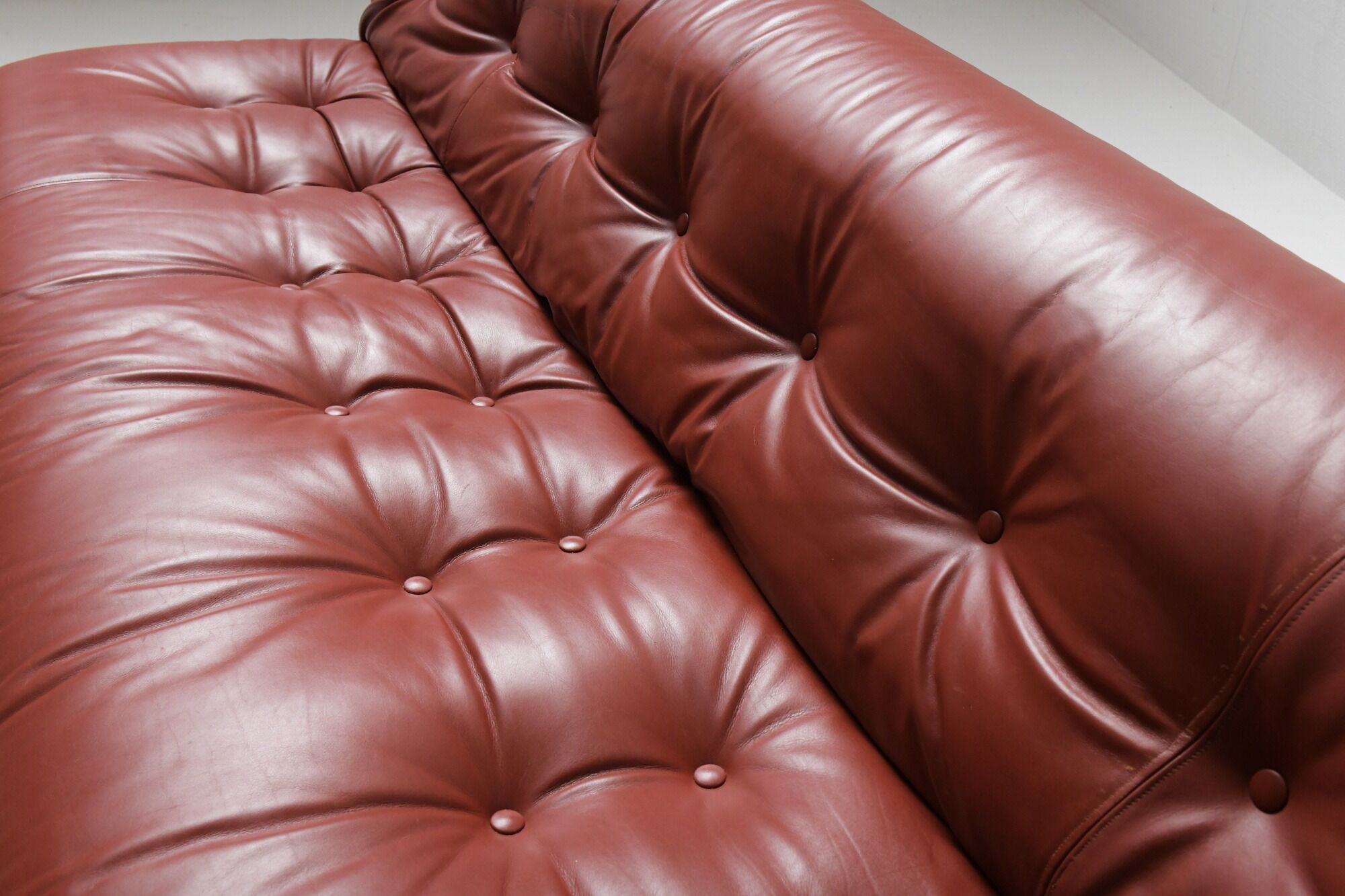 Vintage Soriana set in red leather by Afra e Tobia Scarpa for Cassina Italy