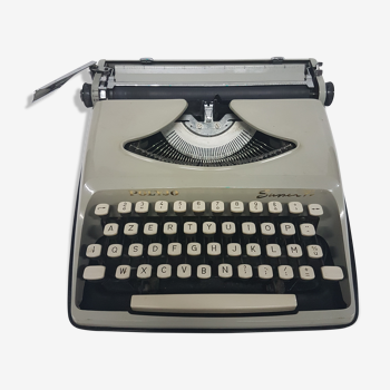 Portable Polyjo Super 75 typewriter