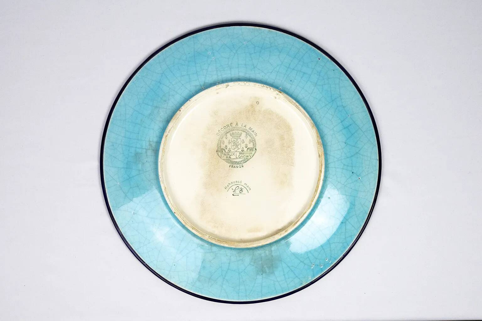 Plat en émaux de Longwy – Décor d’oiseaux et fleurs polychromes – 1950