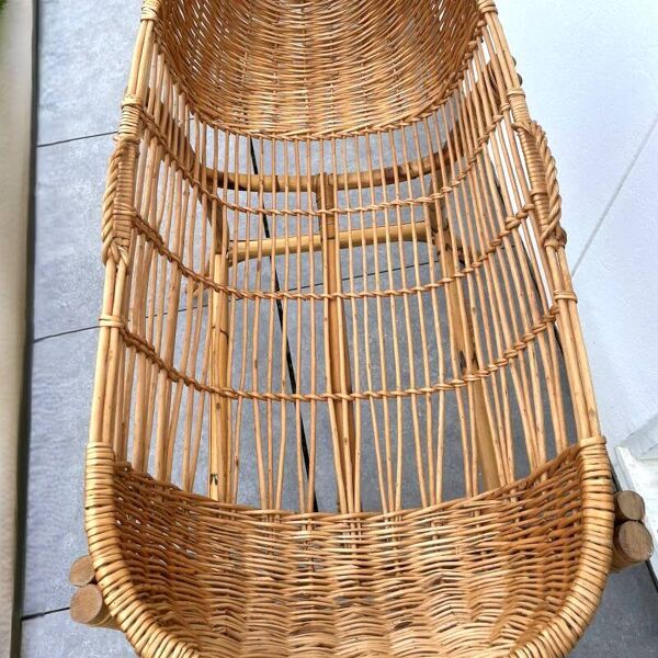 Couffin vintage en rotin sur support
