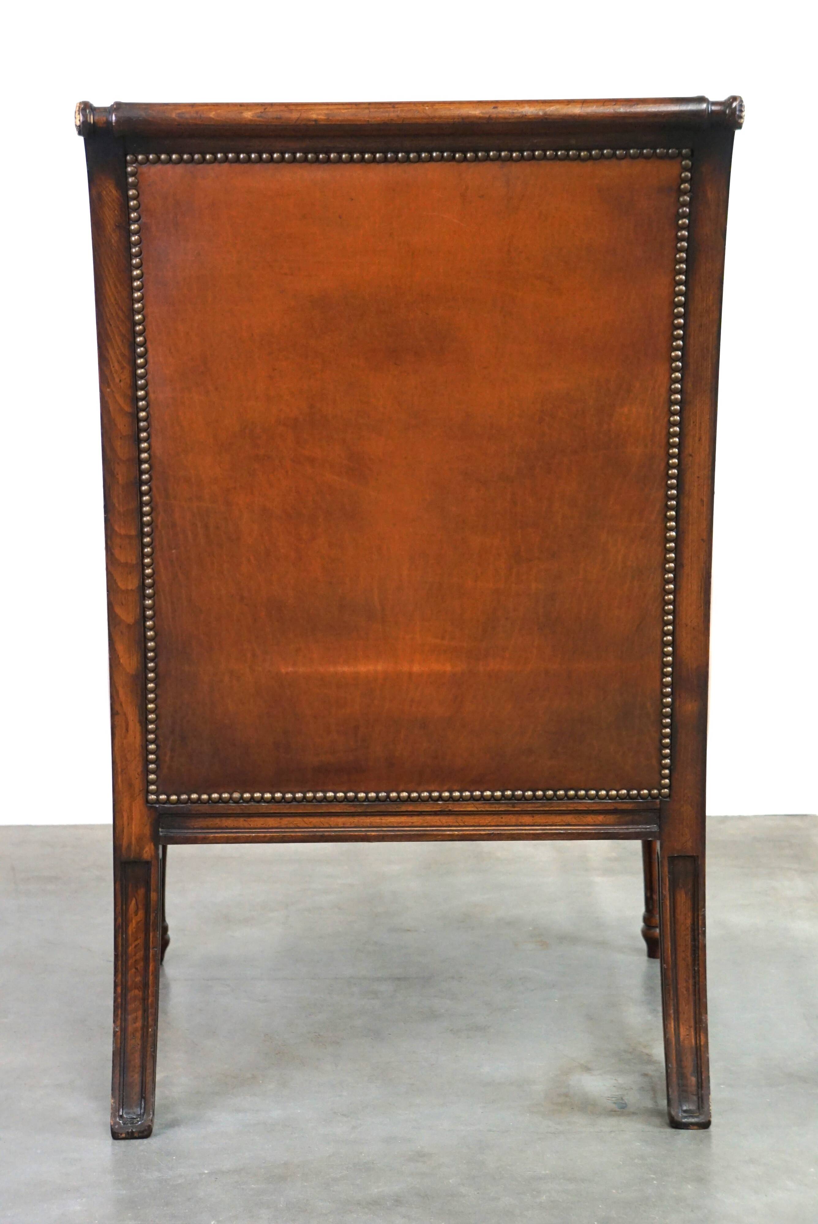 Fauteuil classique en peau de mouton avec sculptures en bois