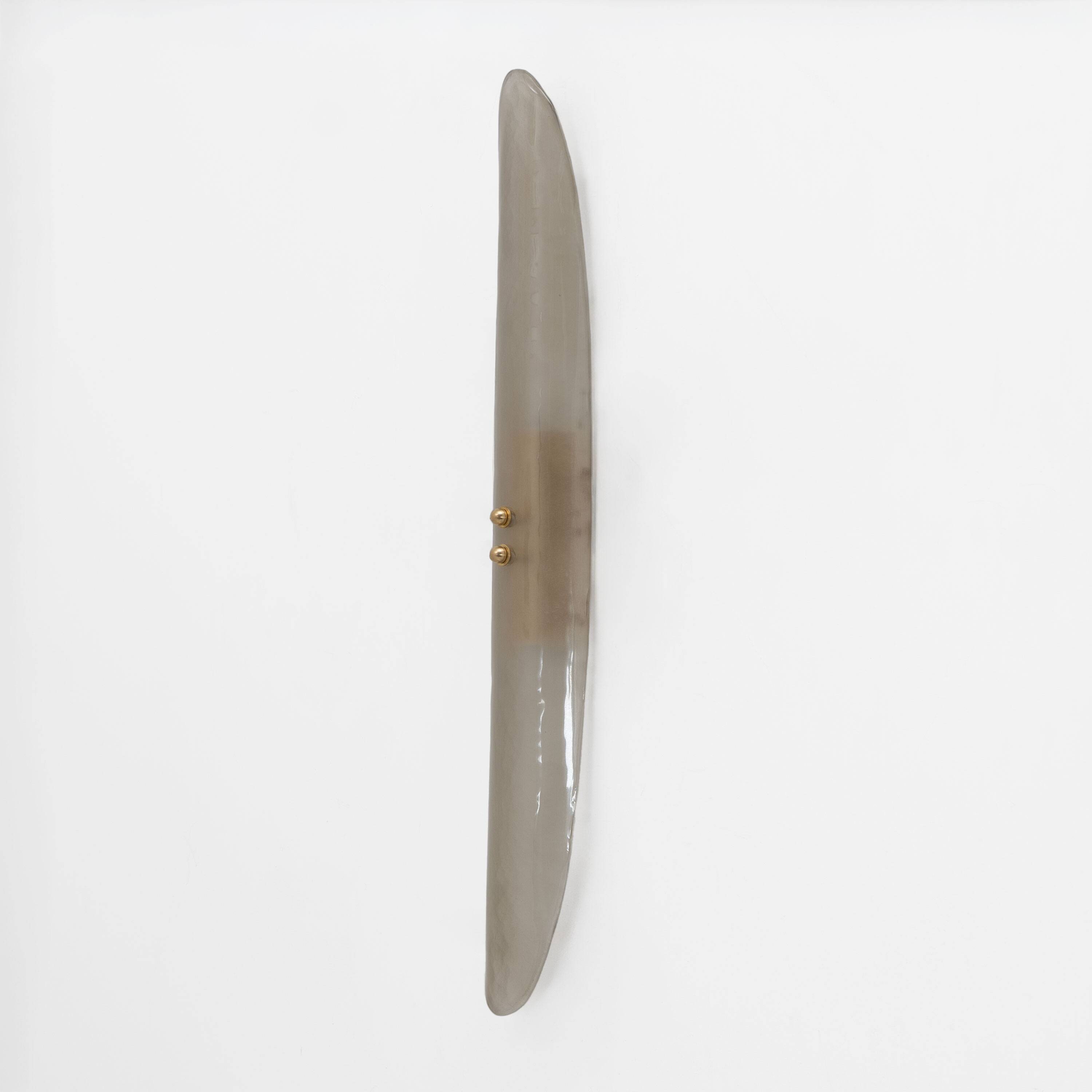 Paire de appliques en verre de Murano fumé de style Fontana Arte, moderne du milieu du siècle.