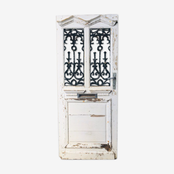 Ancienne porte avec grille en fer forgé