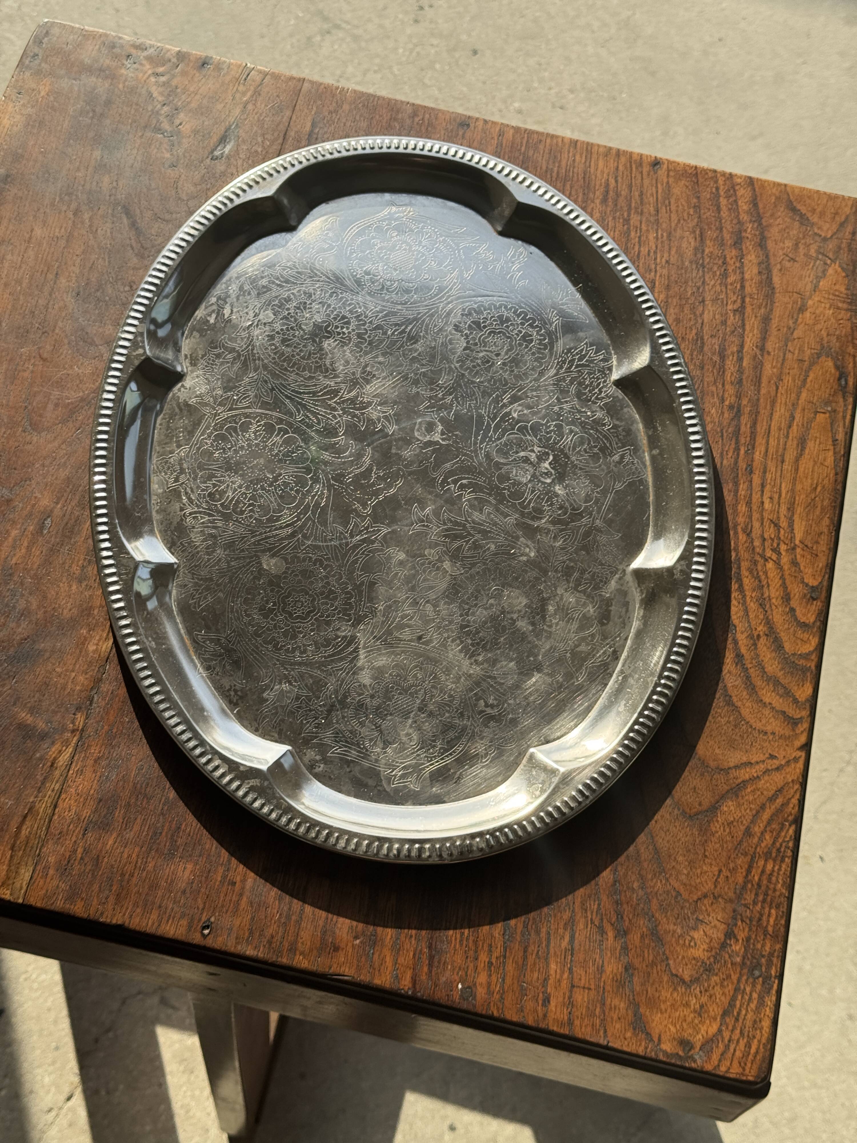 Large oval engraved platter in silver-plated metal 34x45.