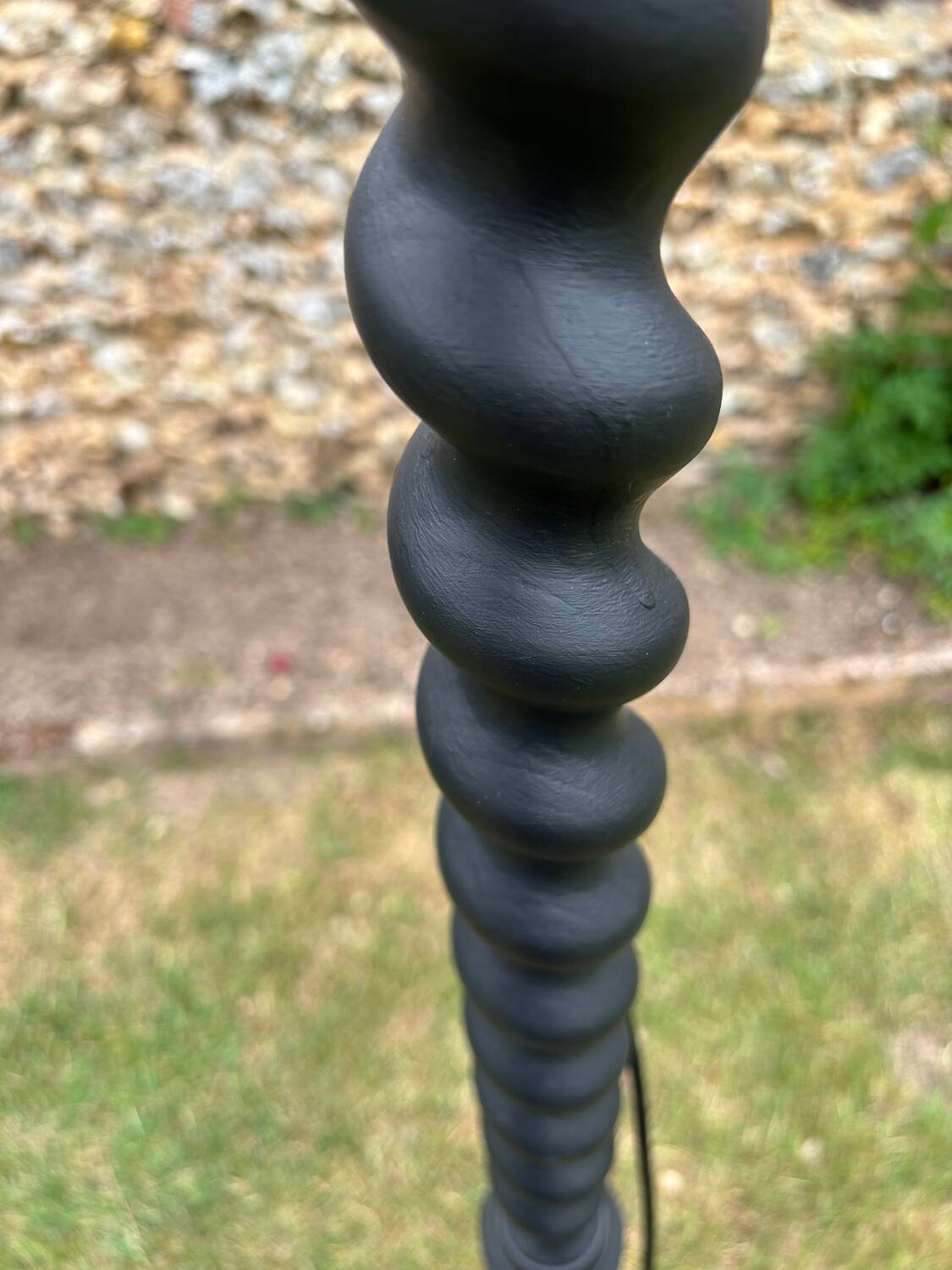 Lampadaire torsadé noir