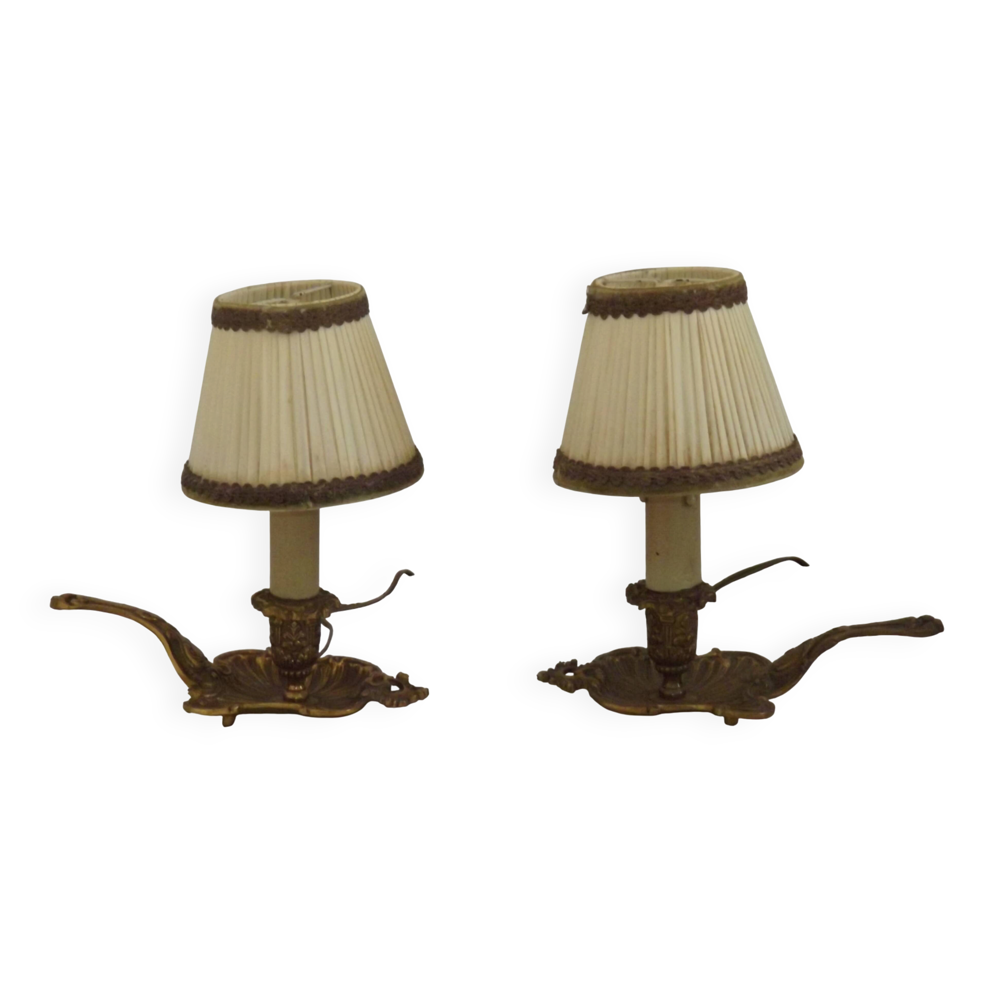 Paire de lampes candélabres vintage en bronze avec abat-jours en tissu plissé, France