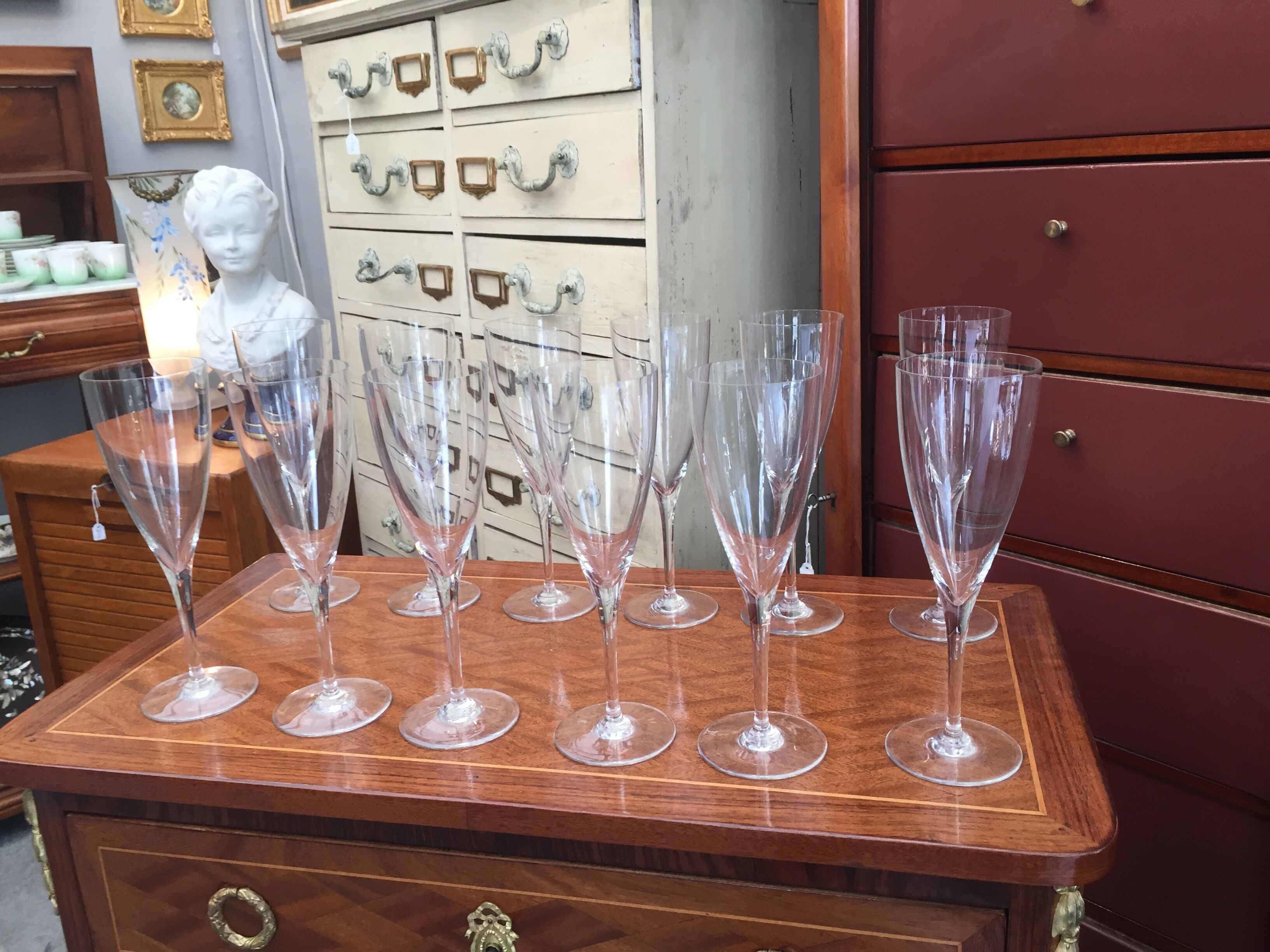 Service of 12 Baccarat champagne flutes.