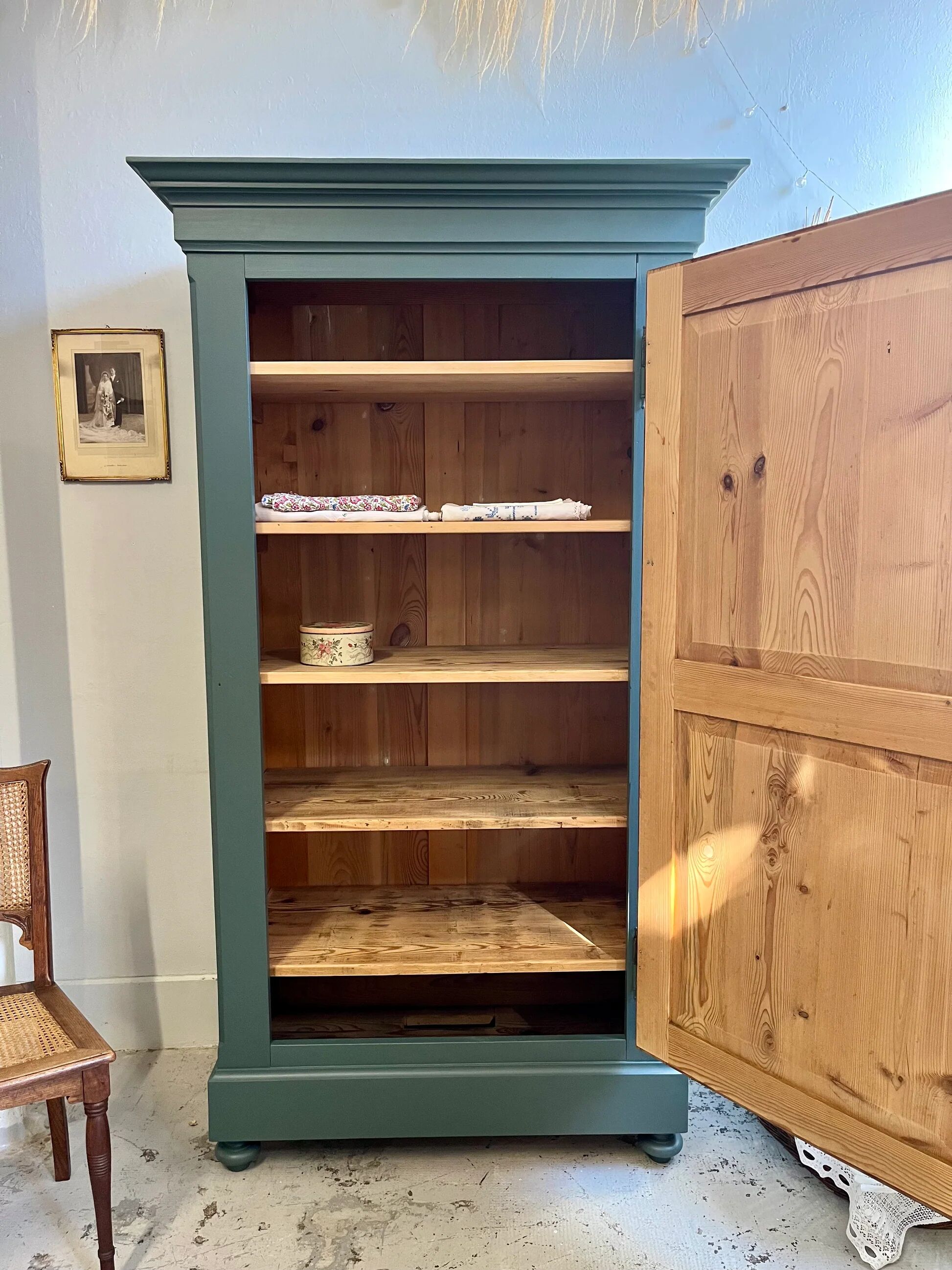 Antique bonnetière/wardrobe with one door