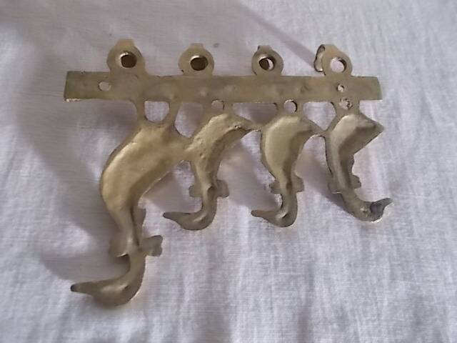 Wall-mounted tea towel holder or key holder in brass with ducks.