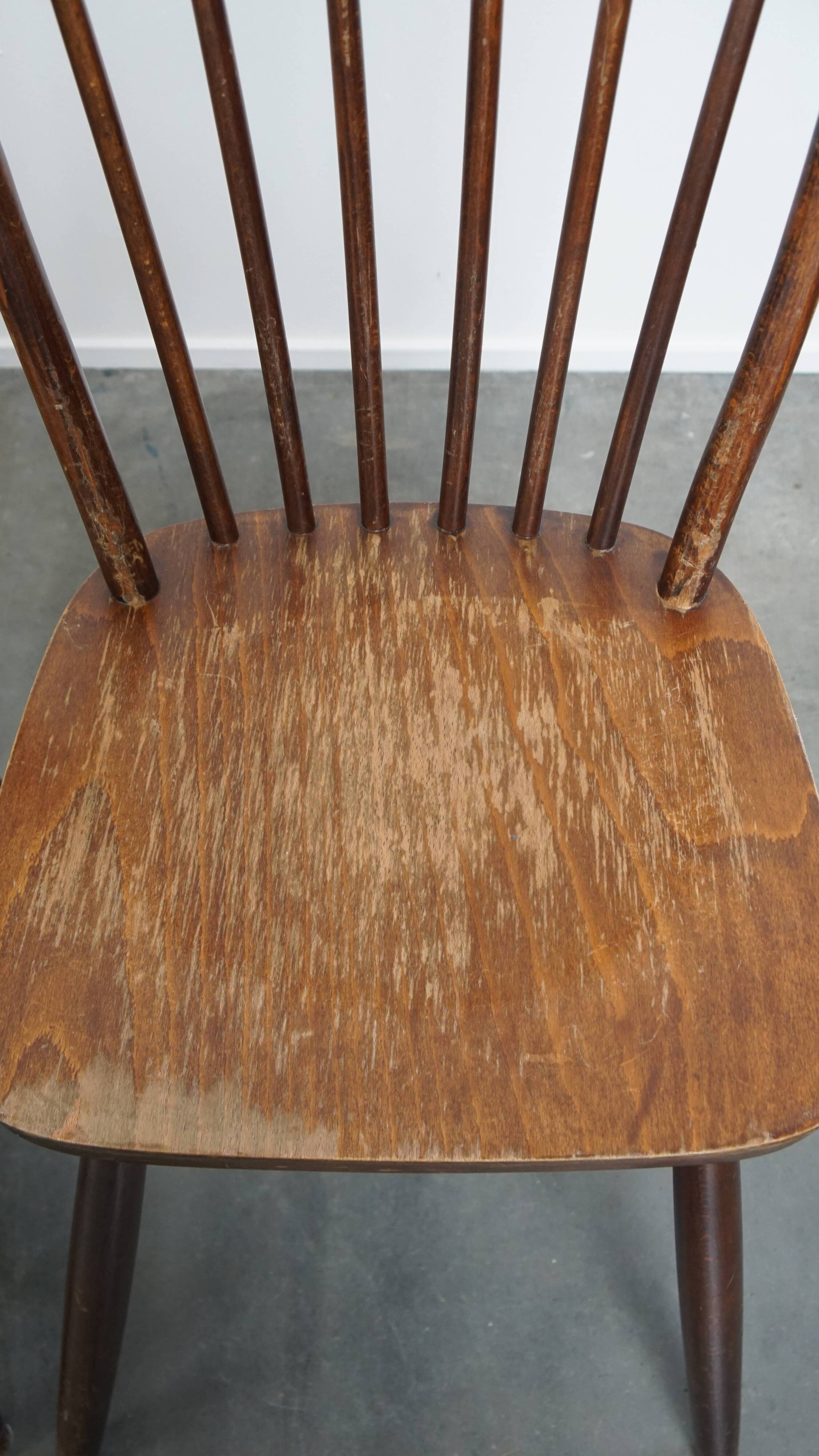Ensemble de 8 chaises Windsor vintage en bois à dossier fuseau des années 1970