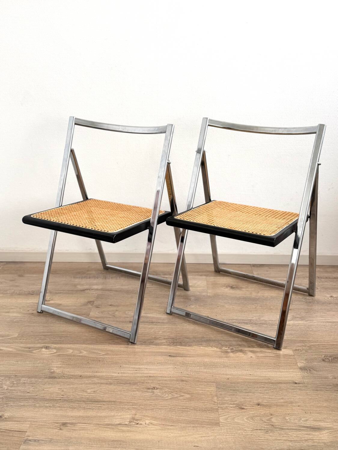 Paire de chaises pliantes italiennes en cannage