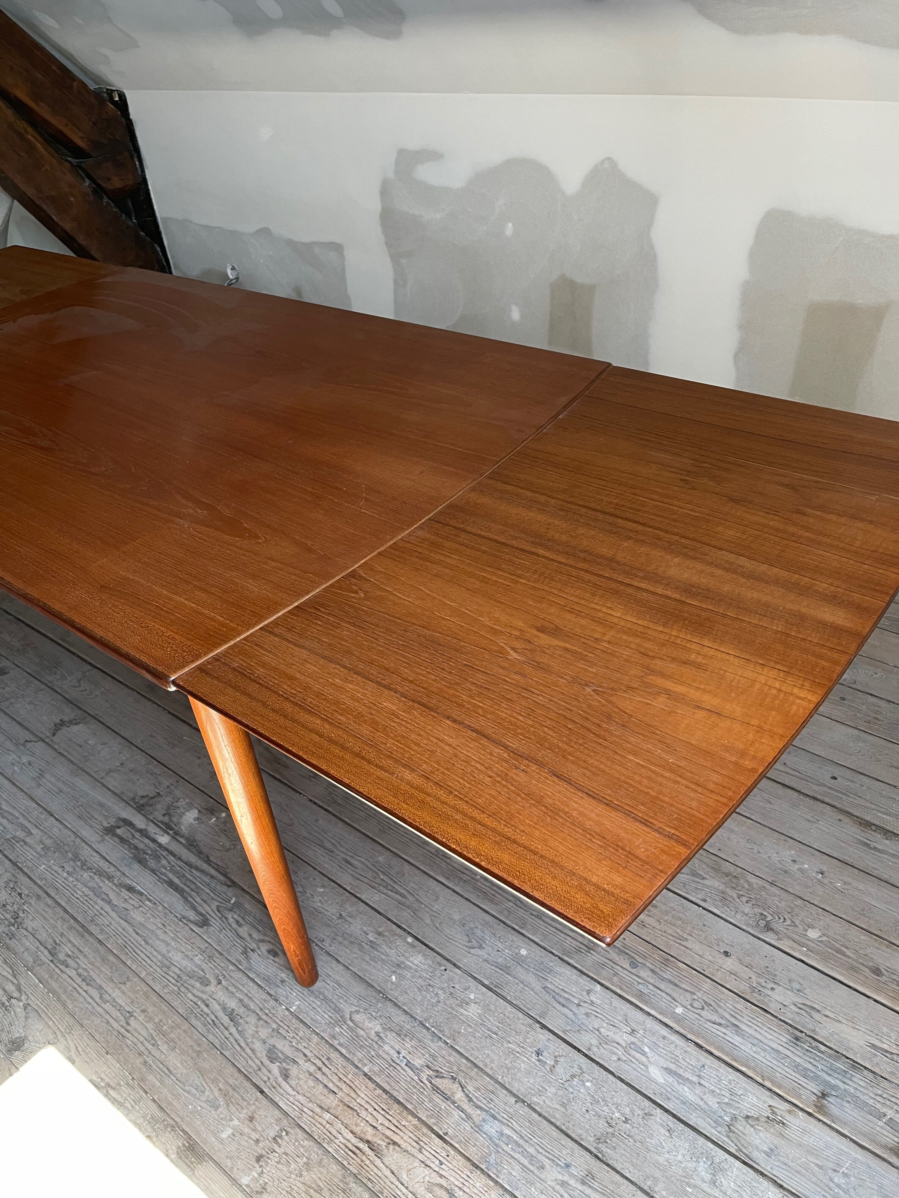 Scandinavian table in tack