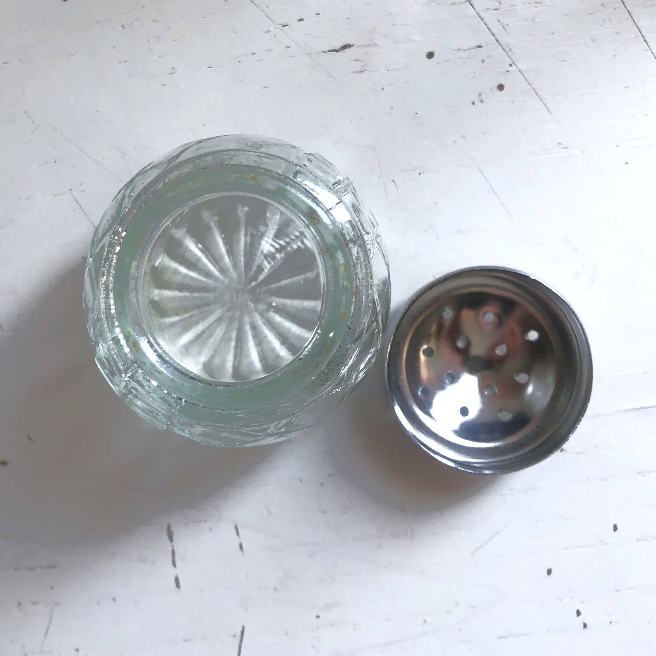 4-piece salt shaker, pepper and mustard set with spoon in stainless steel basket