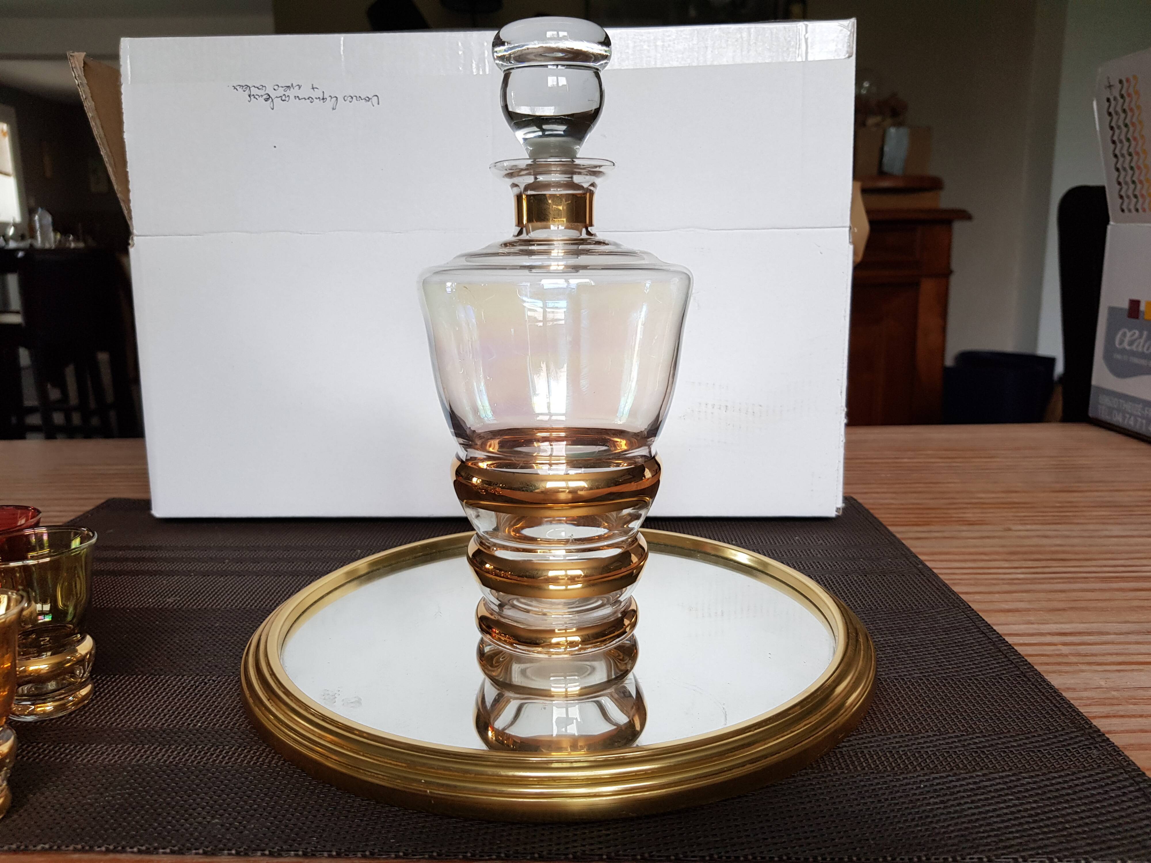 Carafe avec verres à liqueur