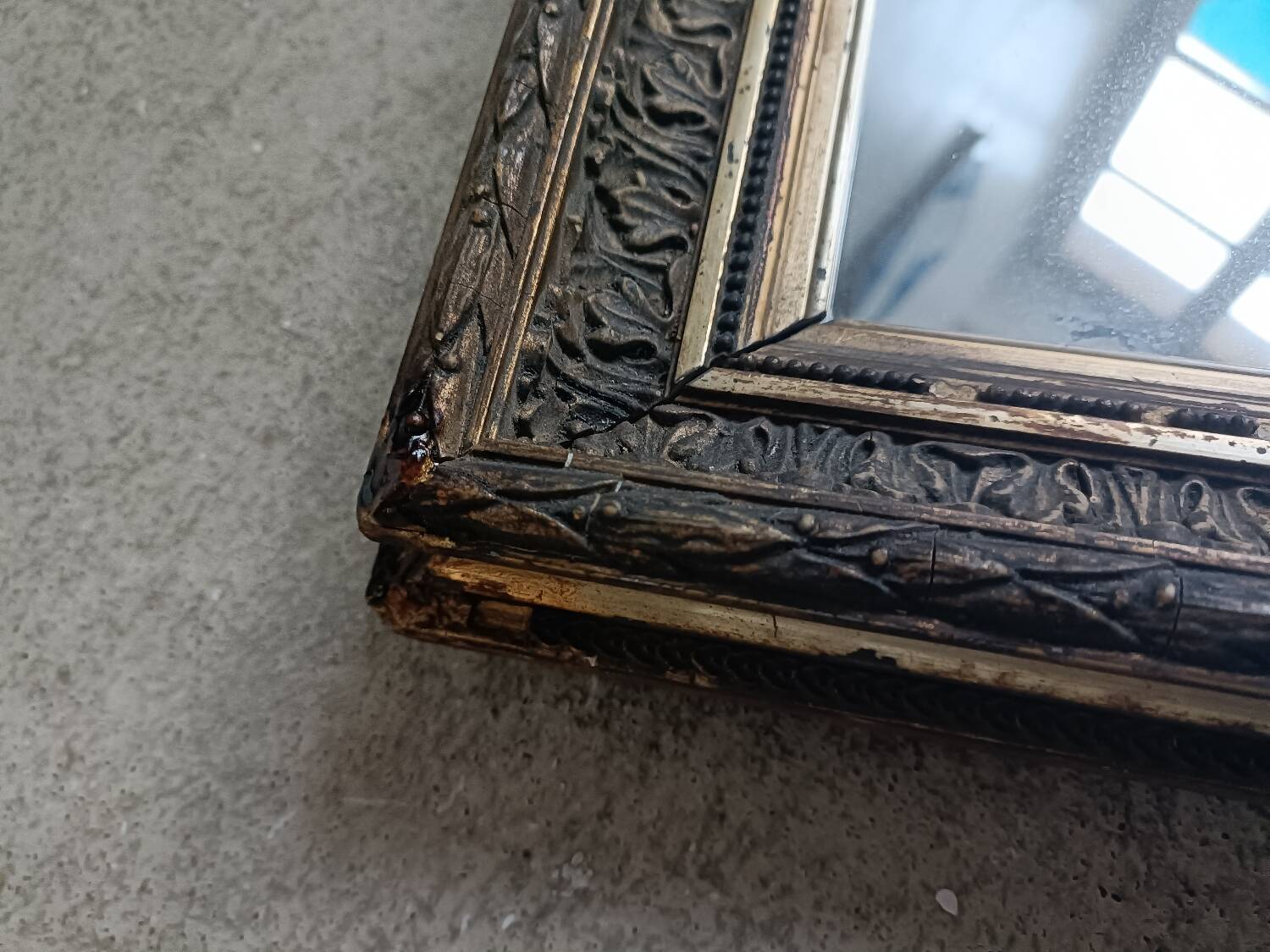 Antique mirror in wood and gilded stucco