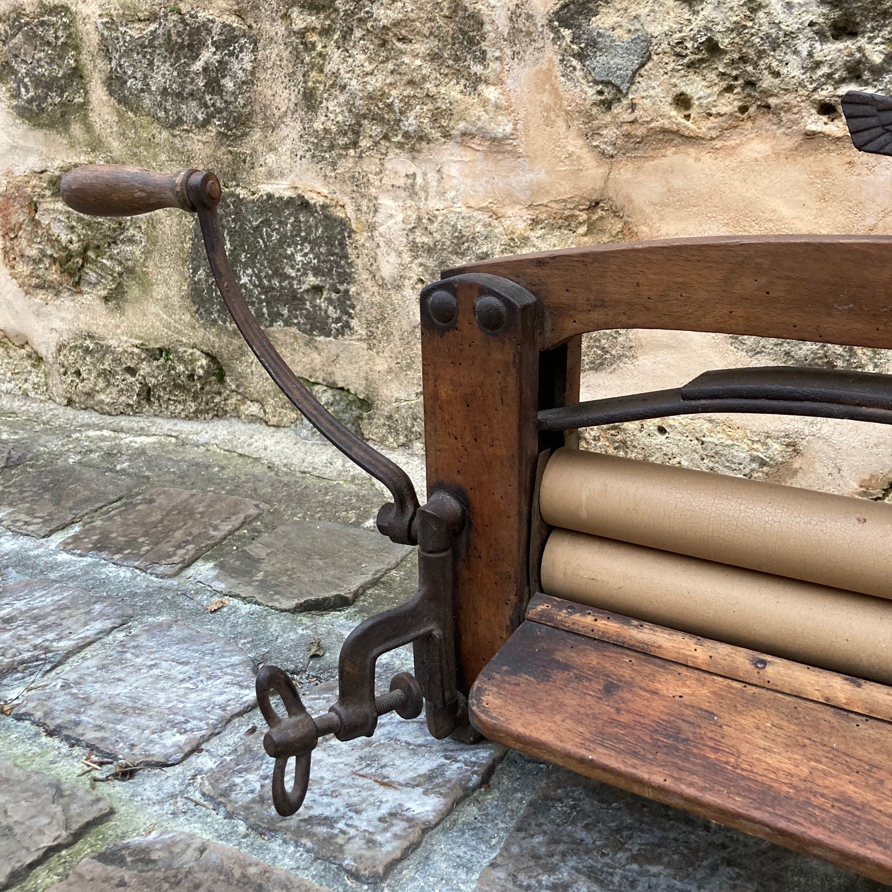 Manual laundry wringer