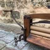 Manual laundry wringer