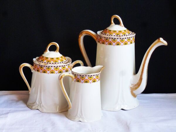 Service à café art déco en porcelaine de Limoges art déco 23 pièces.