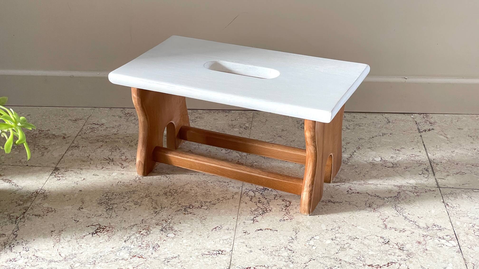 Tabouret vintage en hêtre et peint en blanc