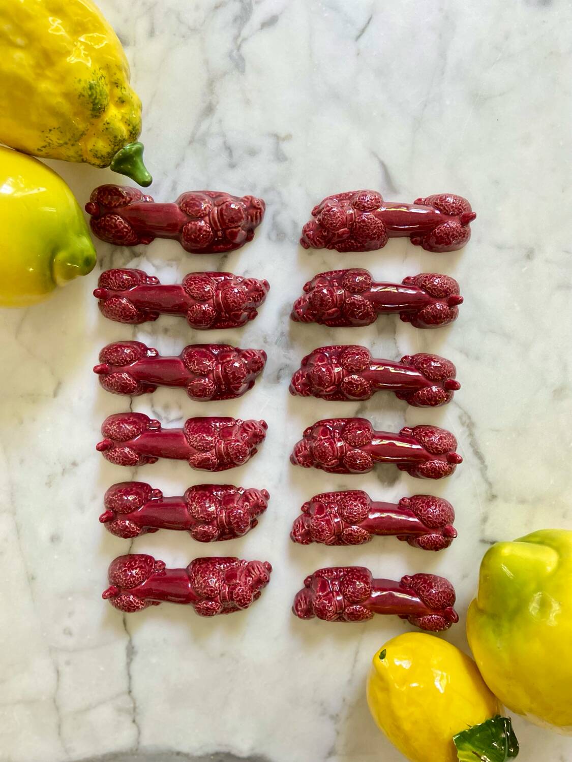 12 porte-couteaux "Dog" en céramique bordeaux - 1950.