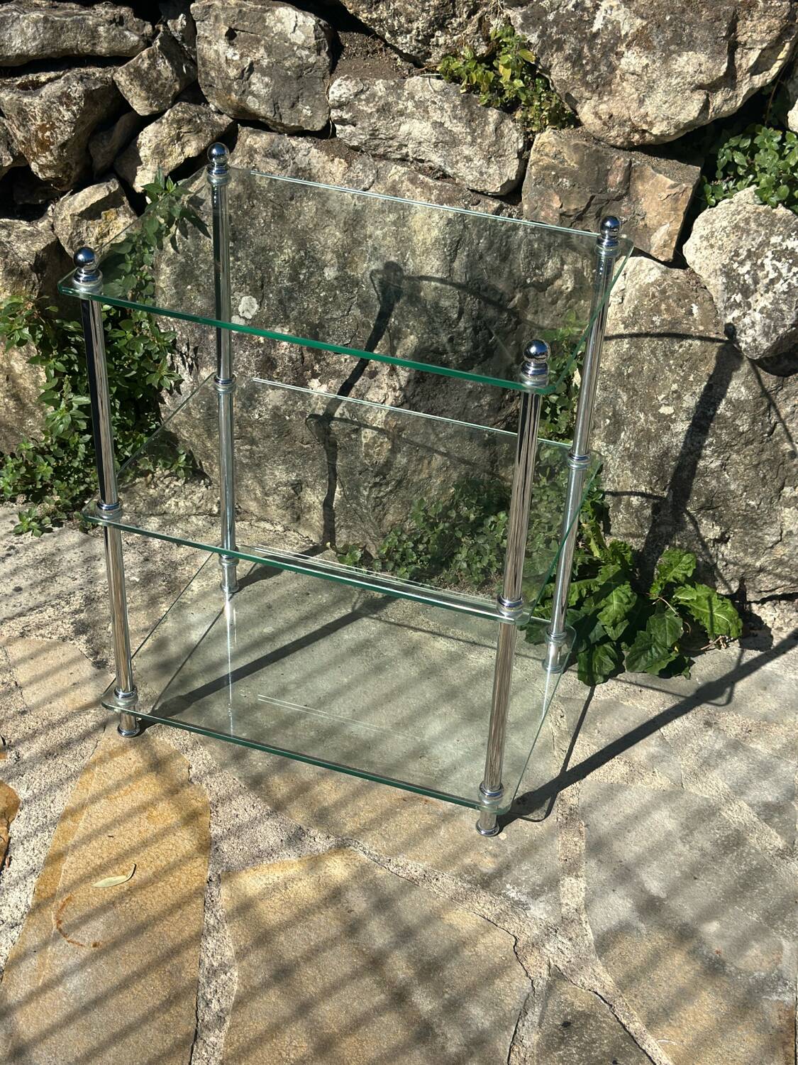 Petite étagère en verre et chrome .