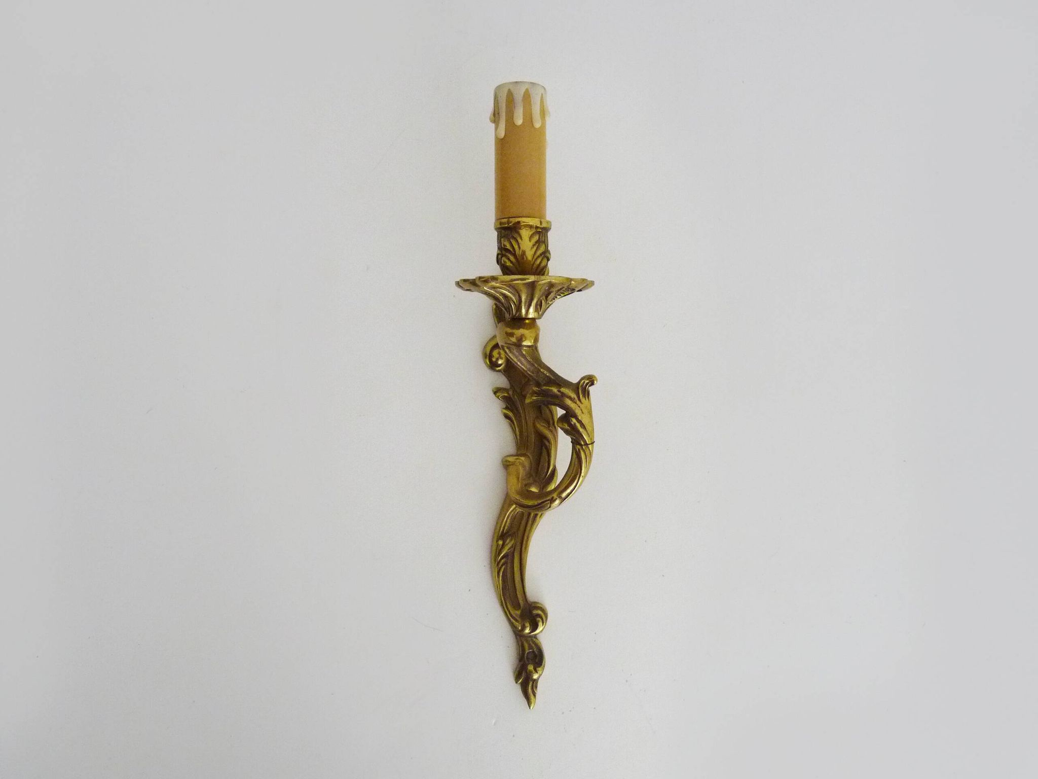 Vintage wall sconce in bronze or brass, acanthus leaf design. 1960s.