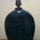 Pied de lampe boule en céramique craquelée et signée, tons bleus verts