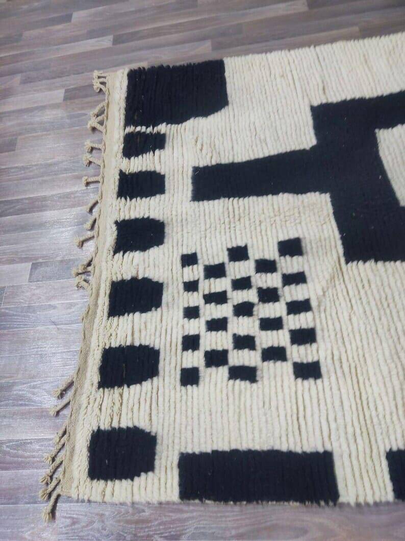 Handmade pure wool rug, size 150 x 250 cm.