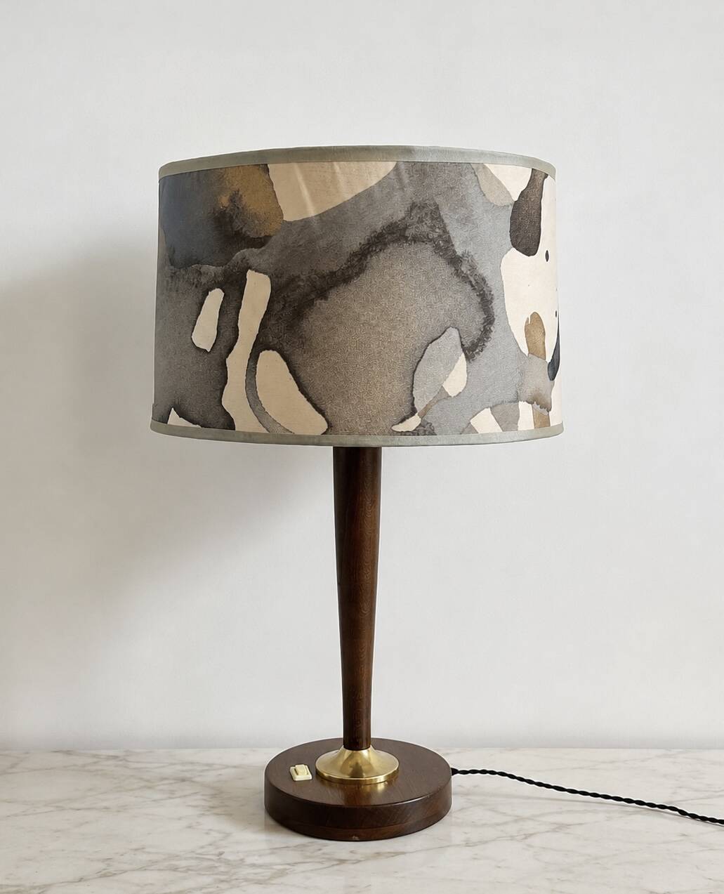 Lampe de table en bois et laiton, abat-jour imprimé, années 1970