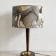 Lampe de table en bois et laiton, abat-jour imprimé, années 1970