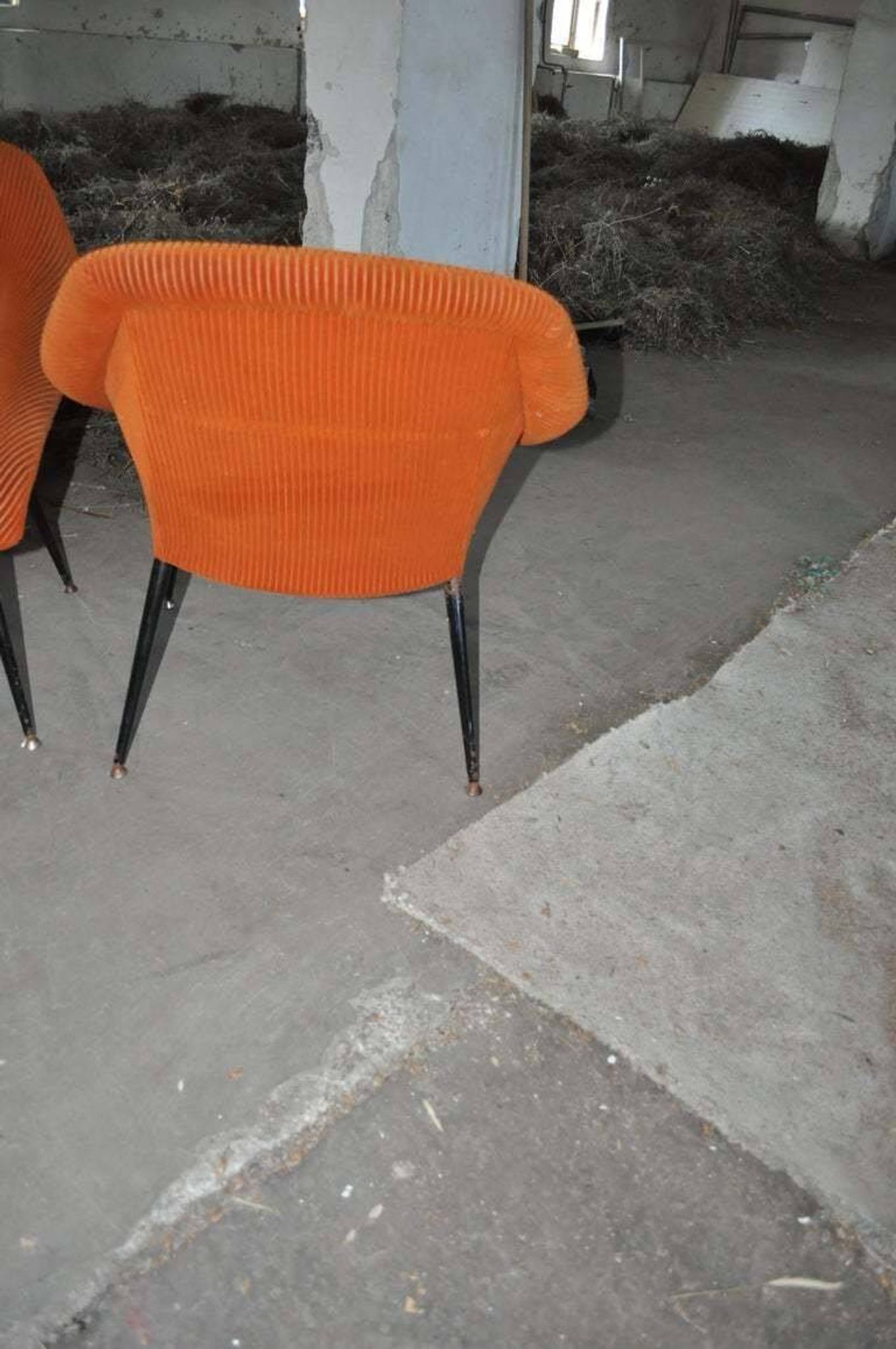 Pair of Mid-Century armchairs in black metal and orange fabric, VEB Sitzmöbelwerke, 1960s.