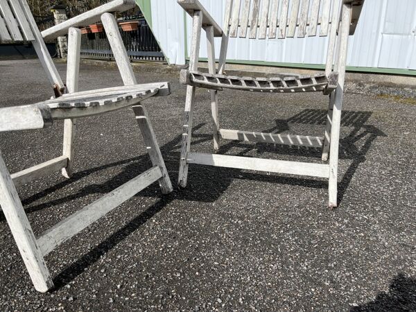 Paire de chaises de jardin pliantes vintage en bois – look shabby chic