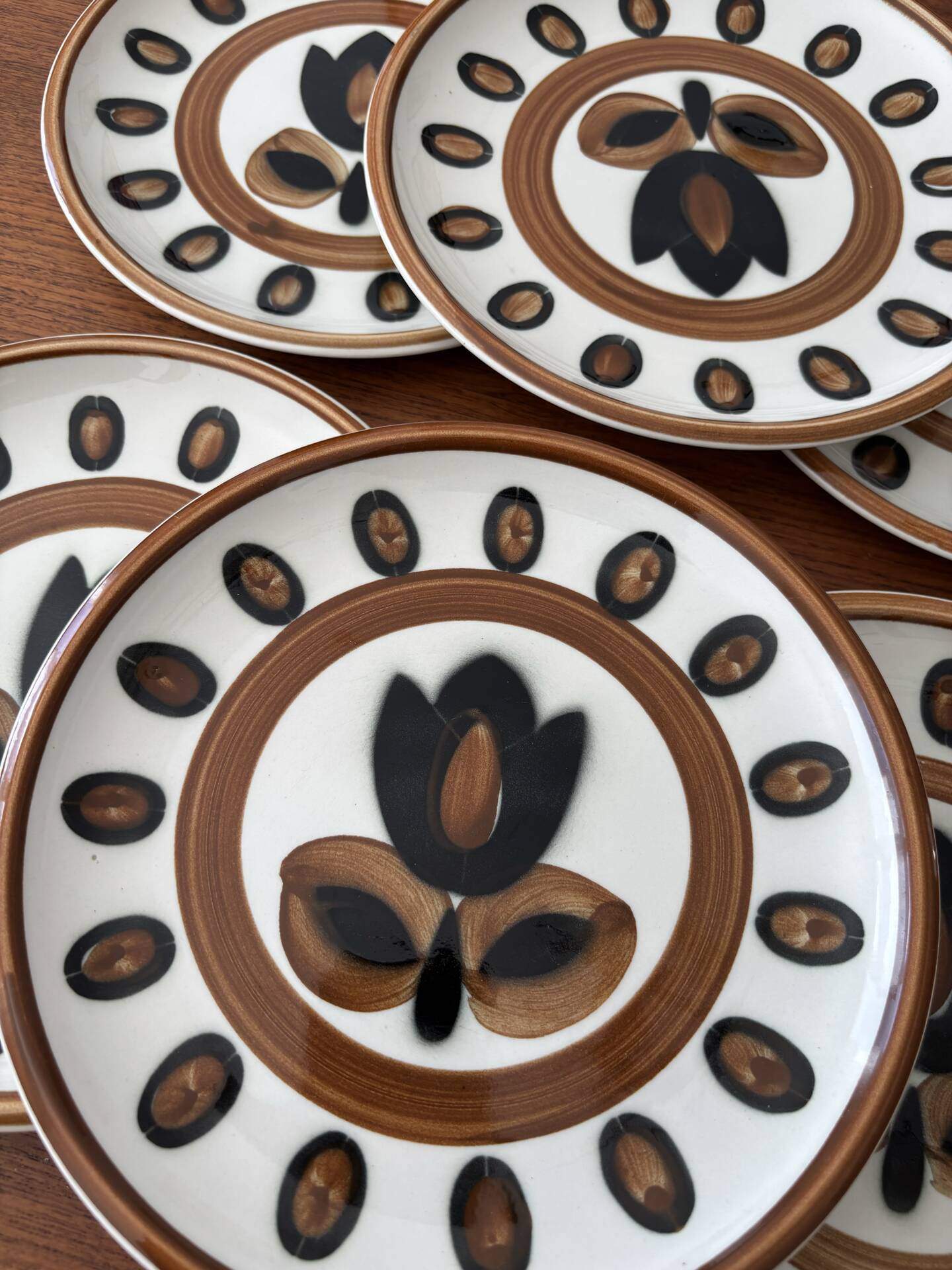 Set of 6 Boch La Louvière plates model Kimono tulip flower.