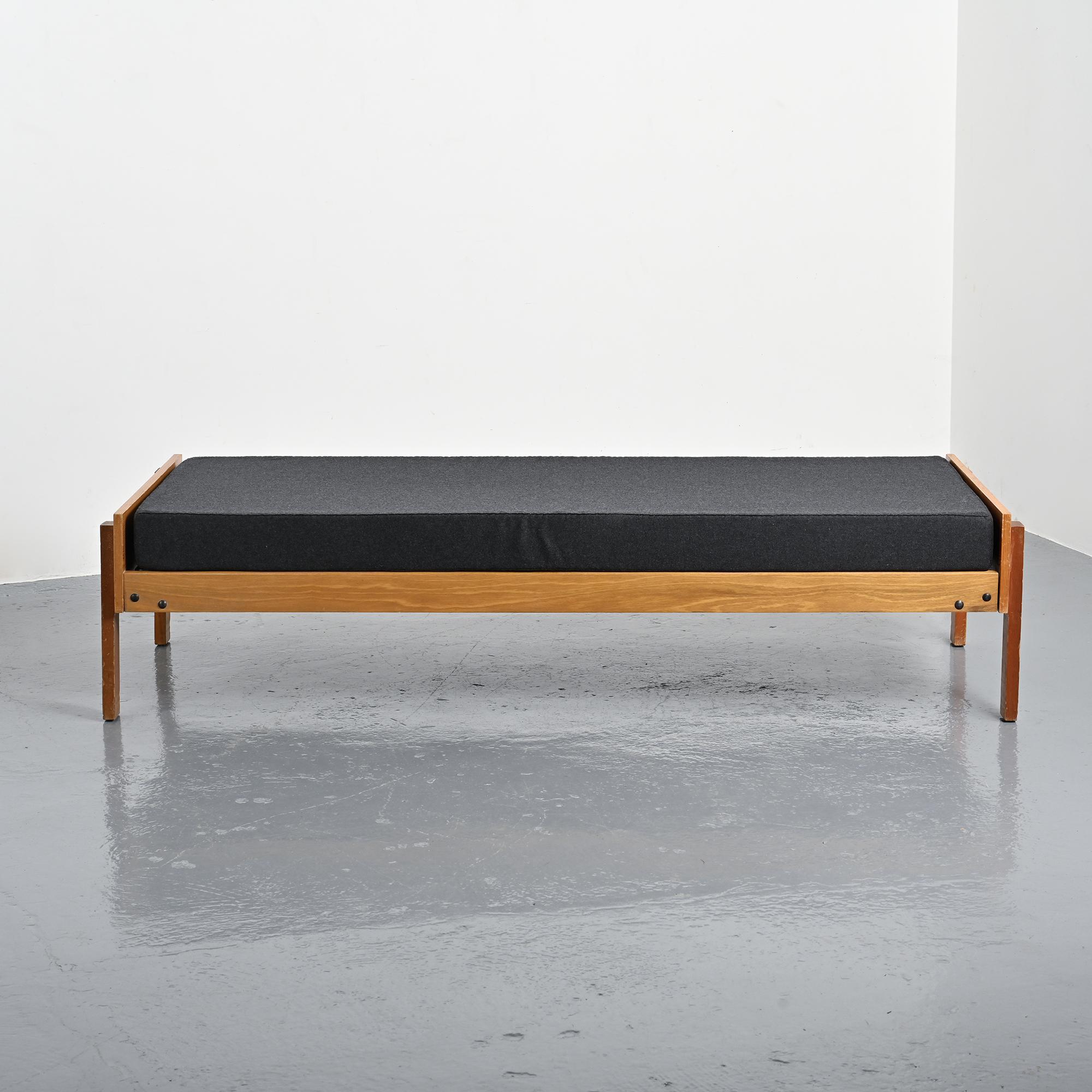 Lit banquette by Pierre Guariche, La Plagne, around 1965.