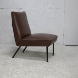 Chauffeuse, circa 1950. Simili-cuir brun.