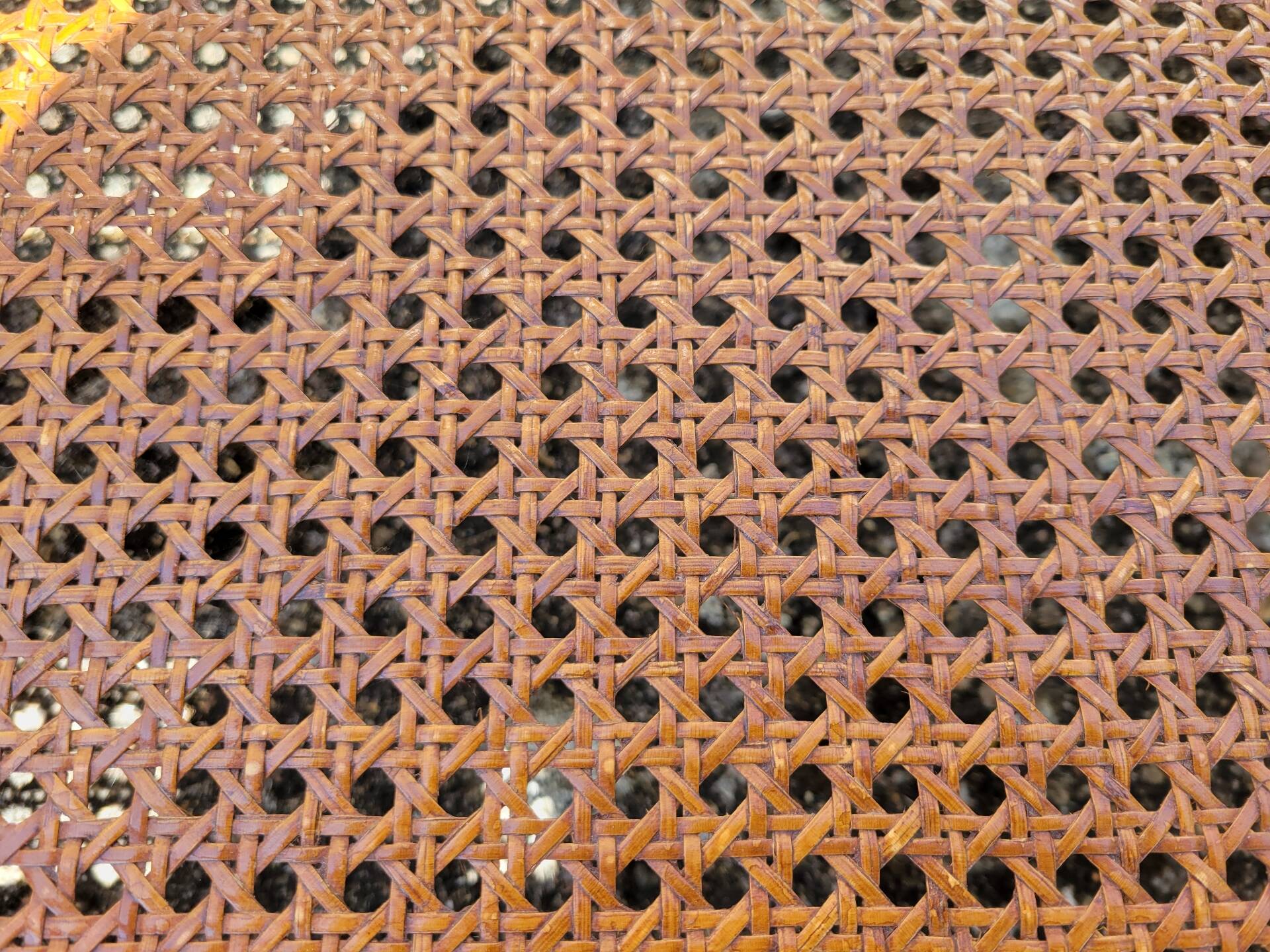 Table basse en merisier, verre et cannage